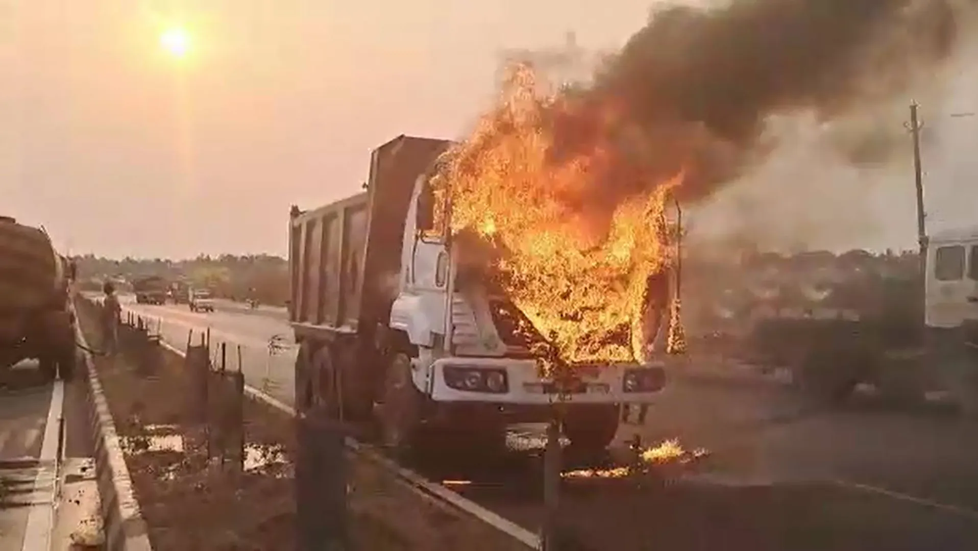 ଜଳିଗଲା ଚିପ୍ସ ବୋଝେଇ ଟ୍ରକ୍‌