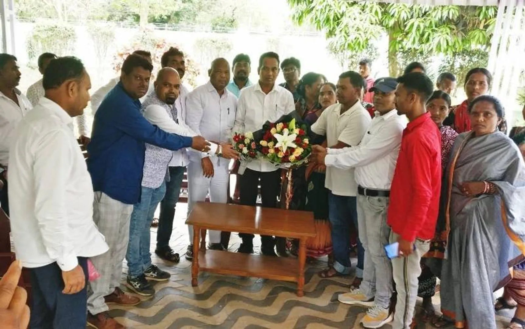 ଆଦିବାସୀ କଲ୍ୟାଣ ଓ ରାଜସ୍ବ ବିଭାଗ ମନ୍ତ୍ରୀଙ୍କୁ ଭେଟି ସ୍ମାରକ ପତ୍ର ଦେଲେ ଗ୍ରାମବାସୀ