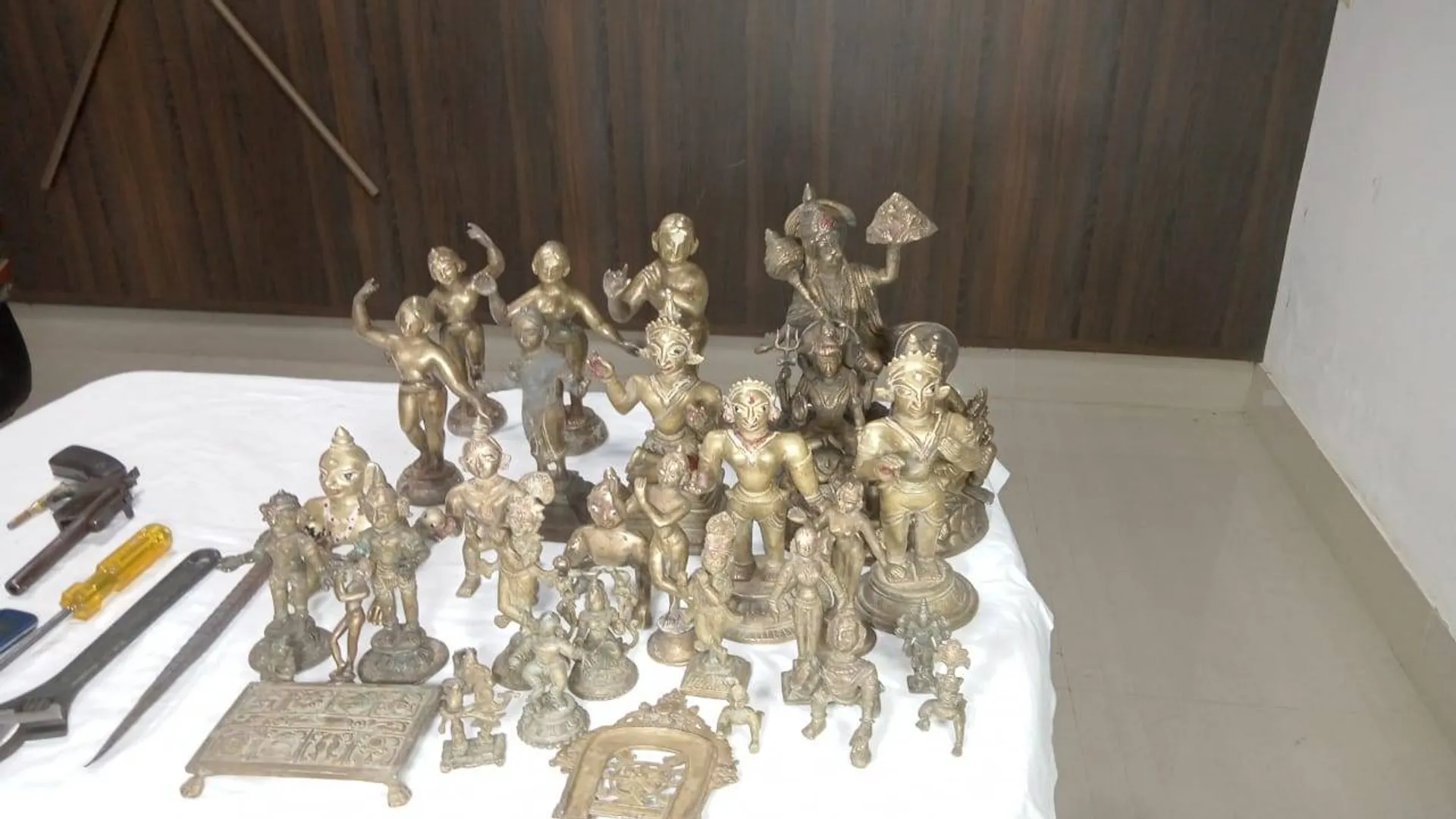 ମୂର୍ତ୍ତିଚୋର ଗ୍ୟାଙ୍ଗର ୪ ସଦସ୍ୟ ଗିରଫ, ୩୧ ମୂଲ୍ୟବାନ ମୂର୍ତ୍ତି ଓ ନମ୍ବର ବିହୀନ ବାଇକ୍‌ ଜବତ