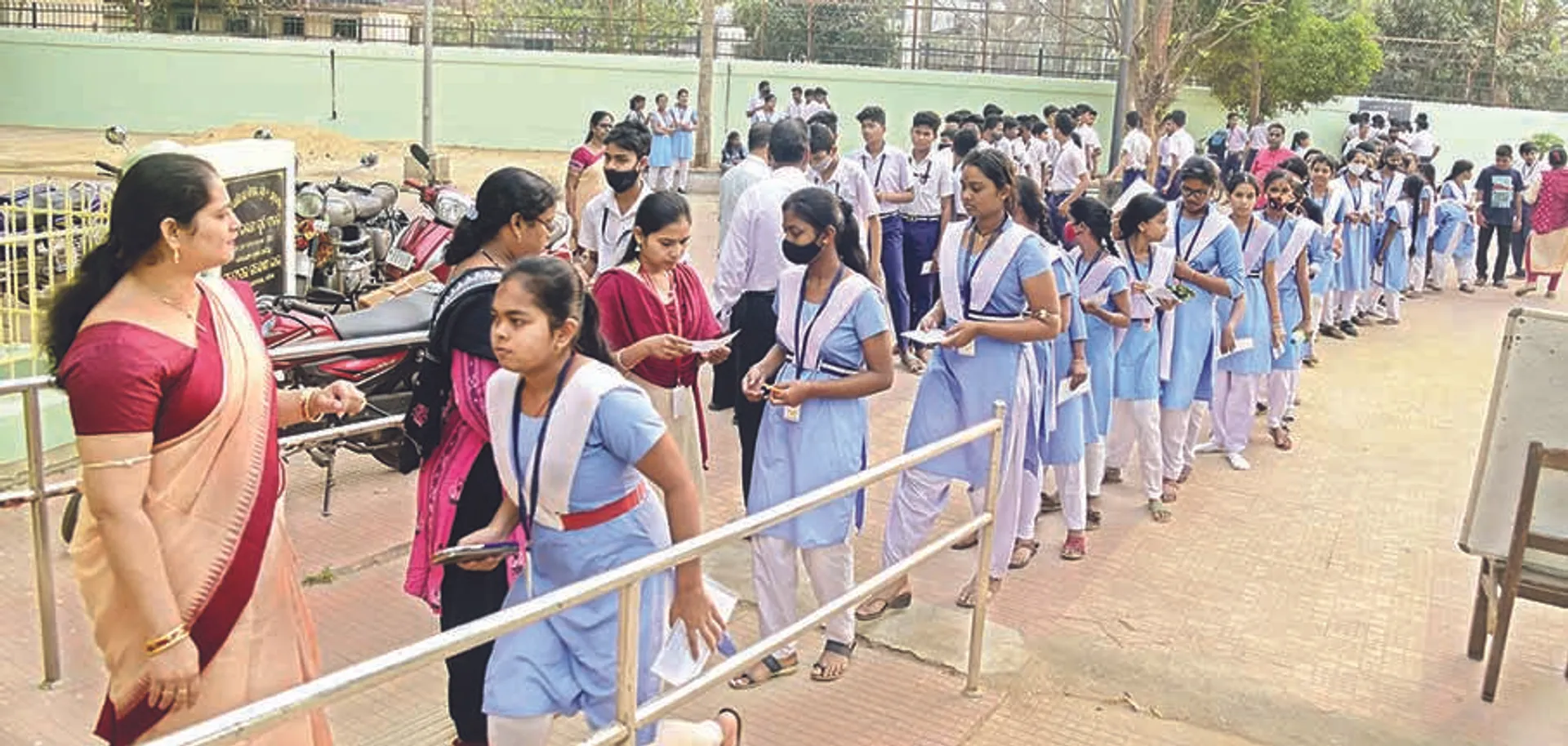 ମାଟ୍ରିକ୍‌ ପରୀକ୍ଷାର୍ଥୀଙ୍କ ପାଖରେ ମୋବାଇଲ୍‌: ଅଧୀକ୍ଷକଙ୍କ ସମେତ ୩ ନିଲମ୍ବିତ
