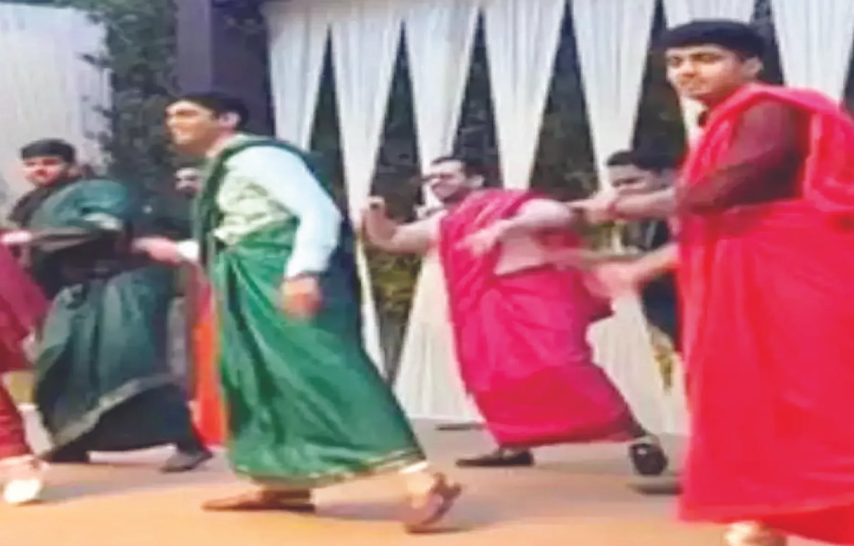 ‘ଦେଶୀ ଗାର୍ଲ’ ଗୀତରେ ଶାଢ଼ି ପିନ୍ଧି ନାଚିଲେ ବରଯାତ୍ରୀ