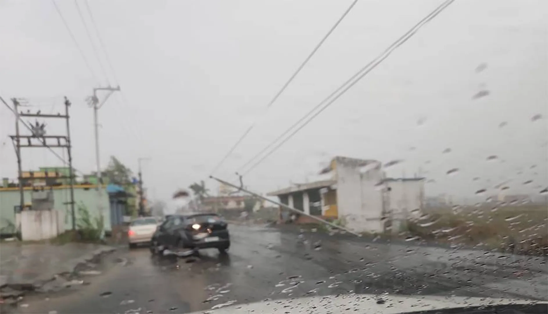 ଝଡ଼ତୋଫାନରେ ବିଦ୍ୟୁତ୍‌ ଖୁଣ୍ଟ ଭାଙ୍ଗିଲା, ଗଛ ଉପୁଡ଼ିଲା