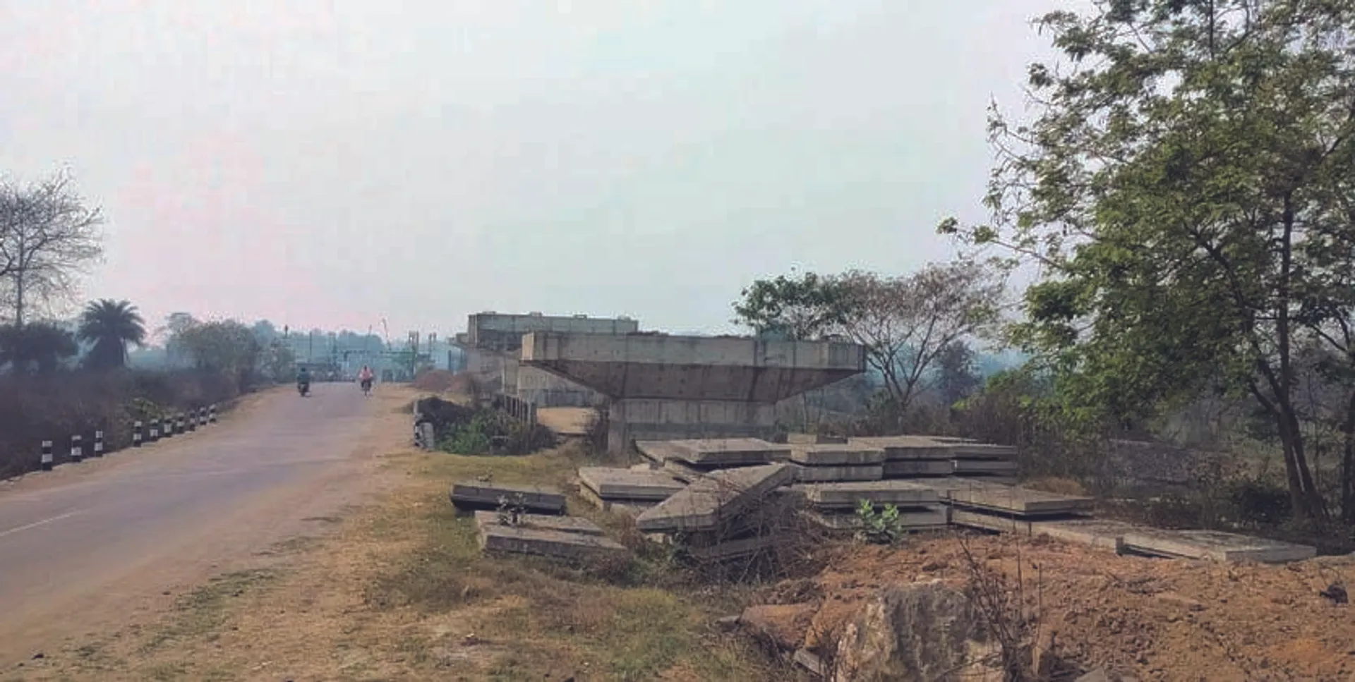 ହାଣ୍ଡିଧୂଆଁ-ଘଣ୍ଟପଡ଼ା ଓଭର୍‌ ବ୍ରିଜ୍‌: ସରୁନି ନିର୍ମାଣ କାର୍ଯ୍ୟ, ସାଧାରଣରେ ବଢୁଛି ତୀବ୍ର ଅସନ୍ତୋଷ