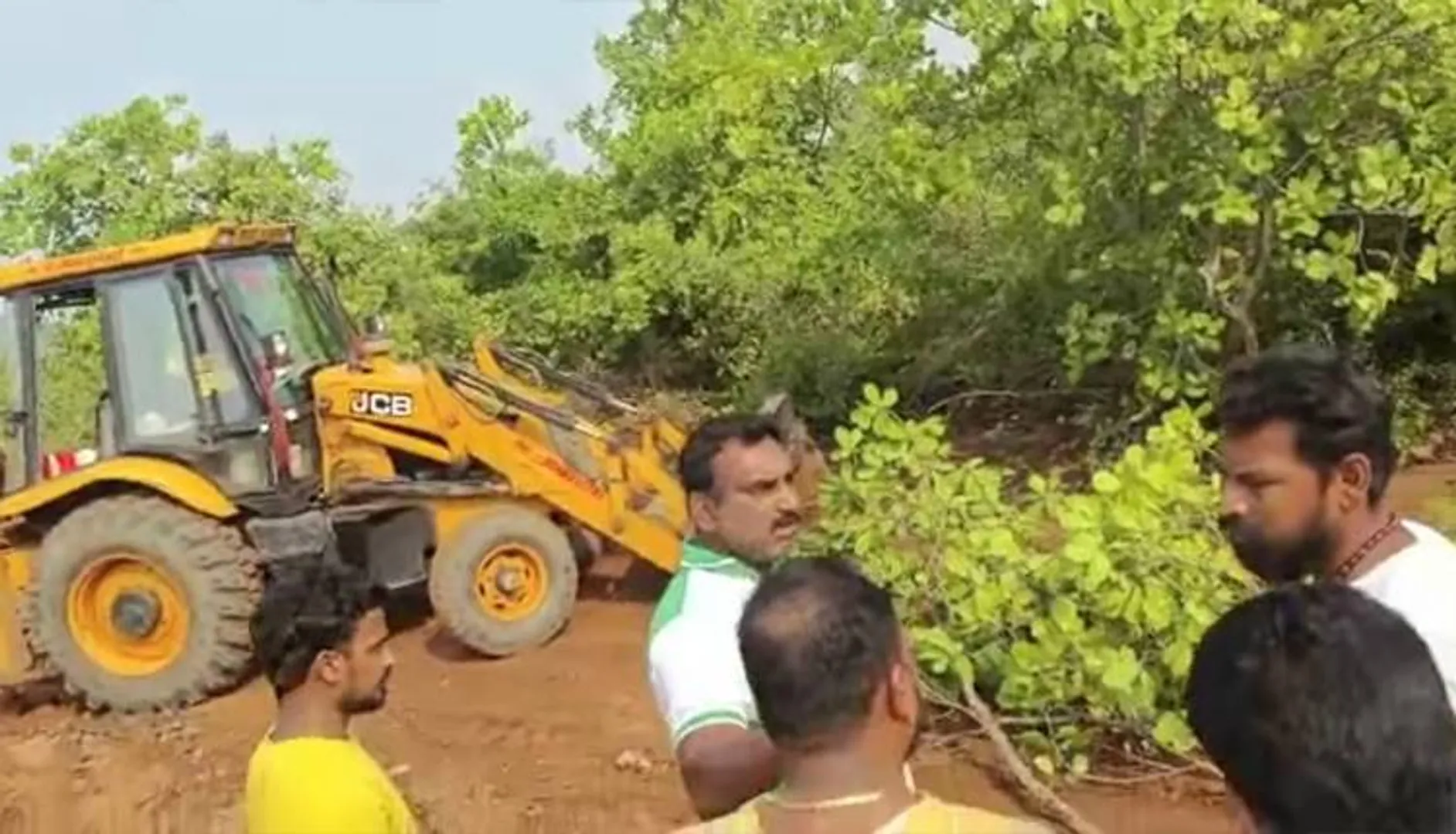 କାଜୁଗଛ କଟାକୁ ବିରୋଧ, ଖୋଳିଥିବା ଗାତ ପୋତିଲେ ଠିକାଦାର