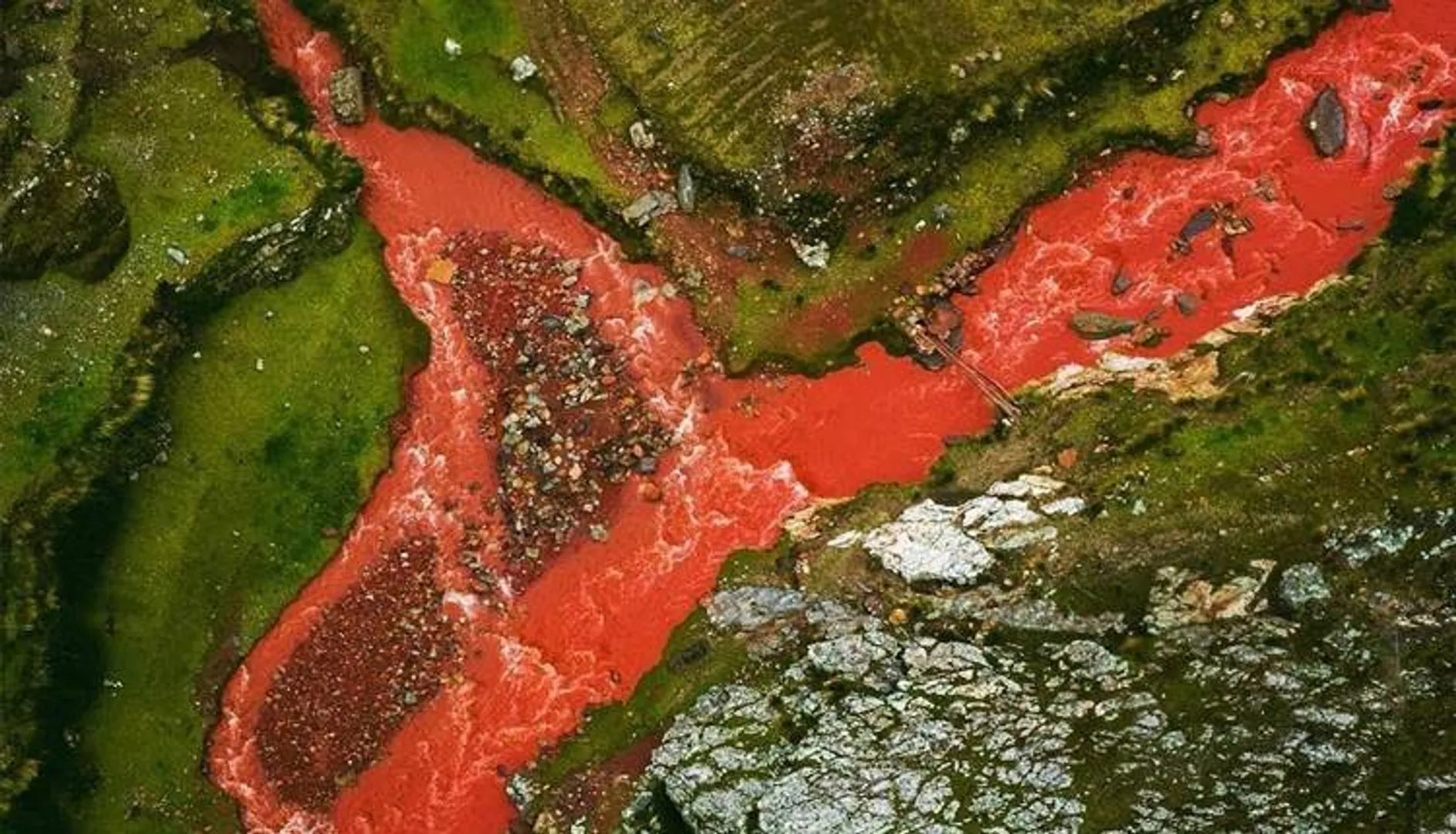 ପେରୁର ରକ୍ତ ନଦୀ : ଜାଣନ୍ତୁ ବର୍ଷାଋତୁରେ ପାଣିର ରଙ୍ଗ ଲାଲ୍ ହୋଇଯାଏ କାହିଁକି?