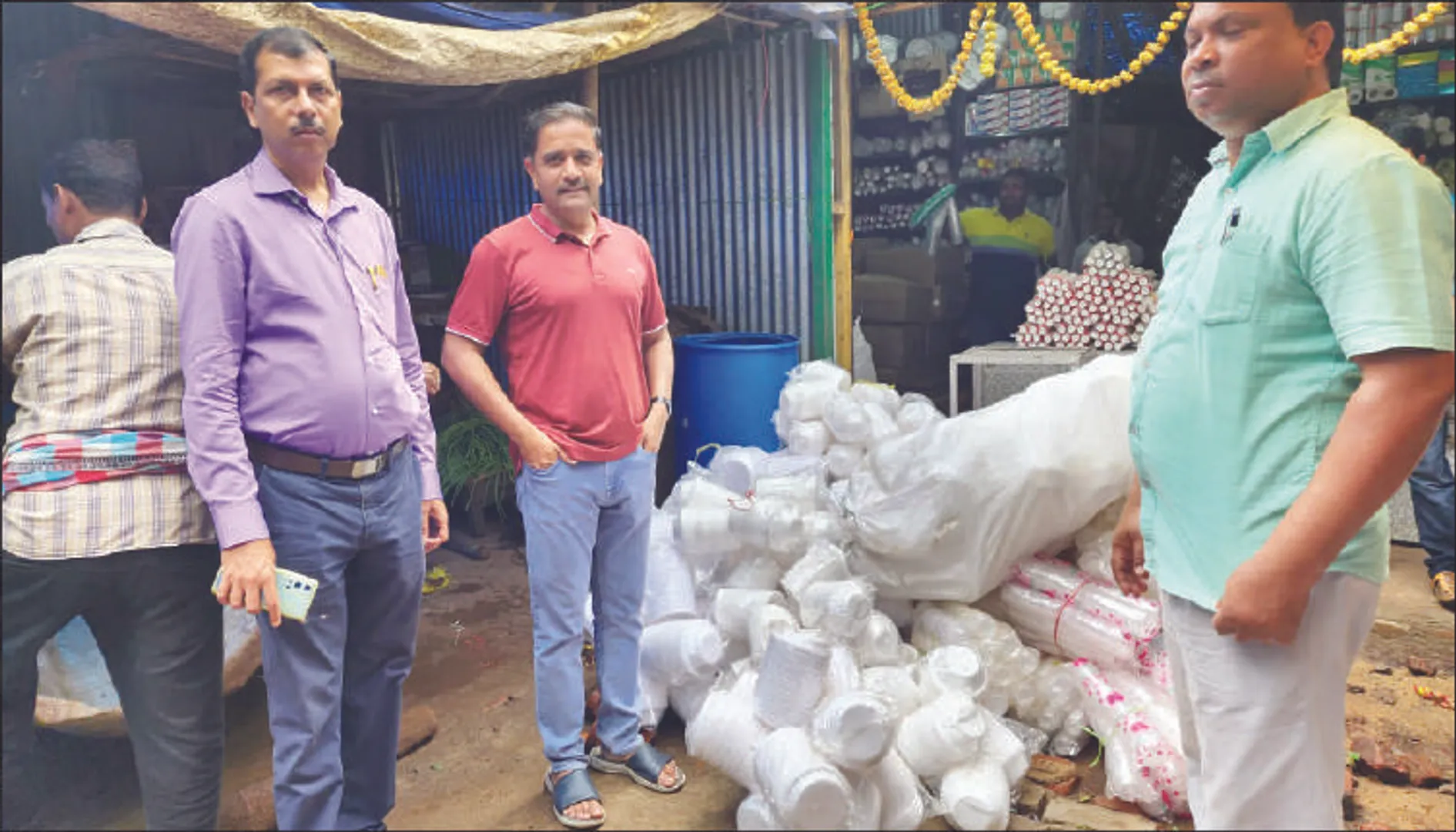 ୧ ନମ୍ବର ହାଟରୁ ୨ ଟ୍ରକ୍‌ ନିଷିଦ୍ଧ ପଲିଥିନ୍‌ ଜବତ