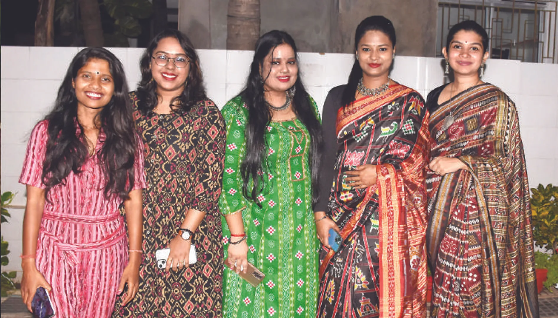 ‘ସମ୍ବାଦ’ ମୁଖ୍ୟ କାର୍ଯ୍ୟାଳୟରେ ହସ୍ତତନ୍ତ ପୋଷାକ ପରିଧାନ କରିଥିବା ସହଯୋଗୀମାନଙ୍କ ସହ ‘ସମ୍ବାଦ ଗ୍ରୁପ୍‌’ର କାର୍ଯ୍ୟନିର୍ବାହୀ ନିର୍ଦ୍ଦେଶିକା ତନୟା ପଟ୍ଟନାୟକ।