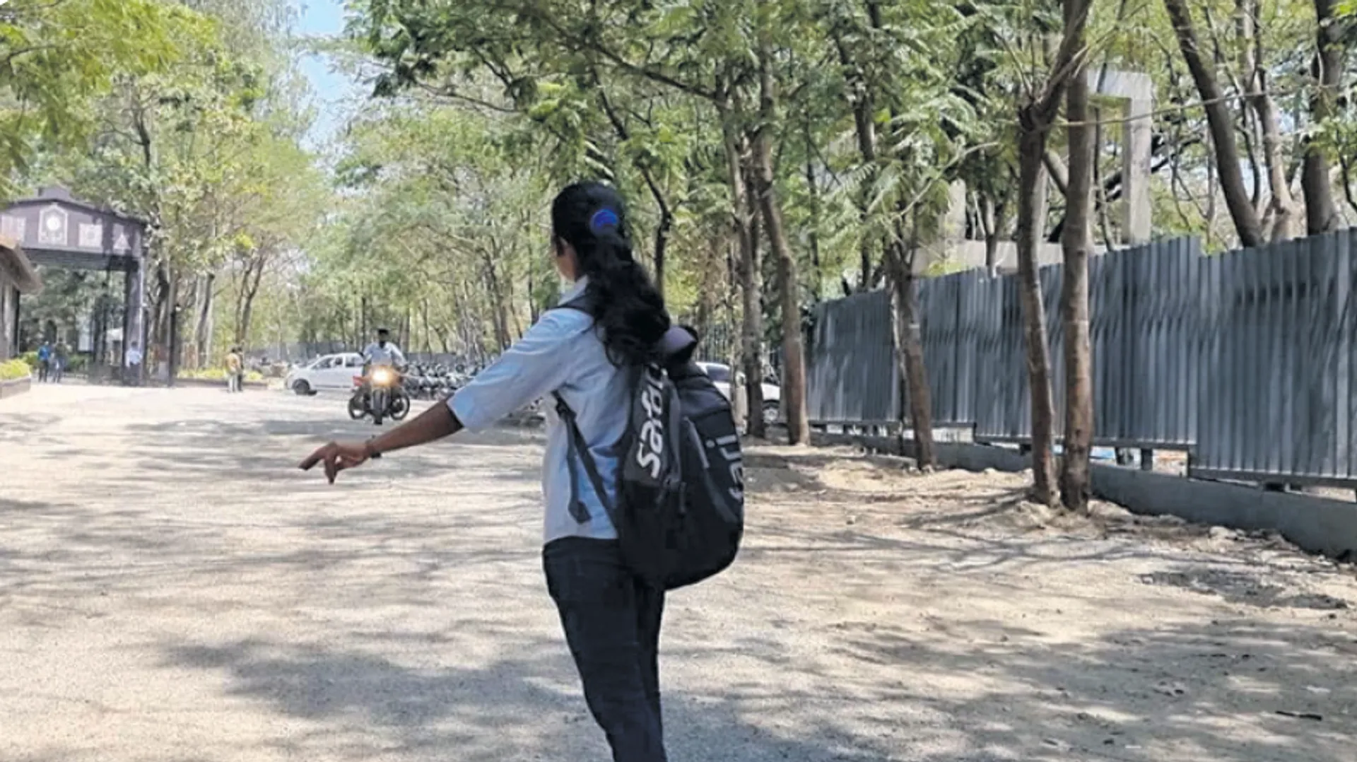 ଲିଫ୍‌ଟ ମାଗି ରାଜ୍ୟ ଭ୍ରମଣ କରୁଛନ୍ତି ଯୁବ ସାମ୍ବାଦିକା