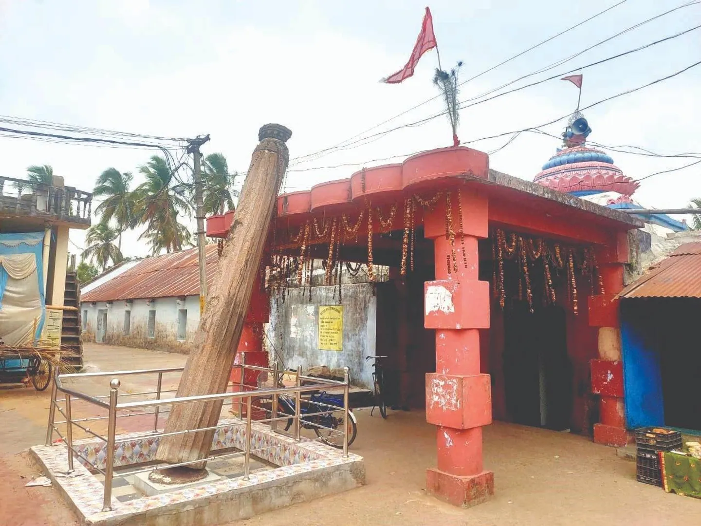 ଟ୍ରକ୍ ଧକ୍କାରେ ଟଳିପଡ଼ିଲା ବିରଞ୍ଚନାରାୟଣ ମନ୍ଦିର ଅରୁଣ ସ୍ତମ୍ଭ