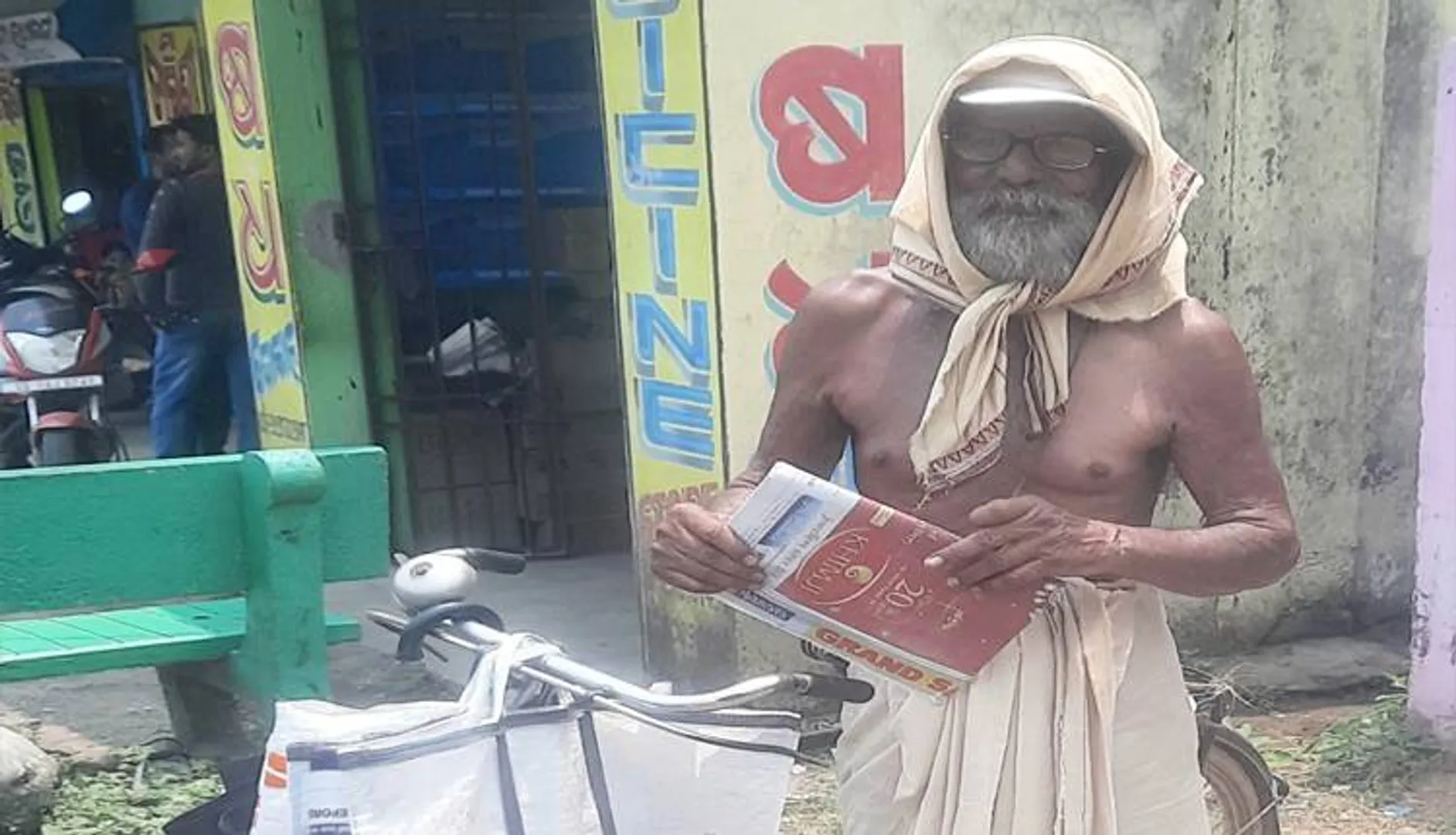 ୯୦ ବର୍ଷରେ ଚଳଚଞ୍ଚଳ, ସାଇକଲରେ ବାଣ୍ଟୁଛନ୍ତି ଖବରକାଗଜ