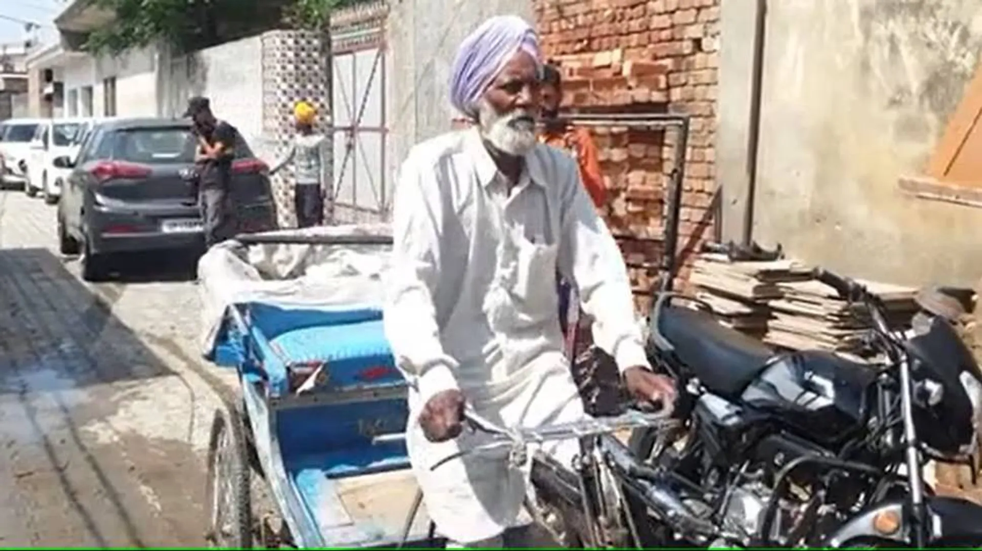 ପରିଣତ ବୟସରେ ରିକ୍ସା ଚଲାଇ ପରିବାର ପୋଷୁଥିବା ରିକ୍ସା ଚାଳକ ରାତାରାତି ହେଲେ କୋଟିପତି