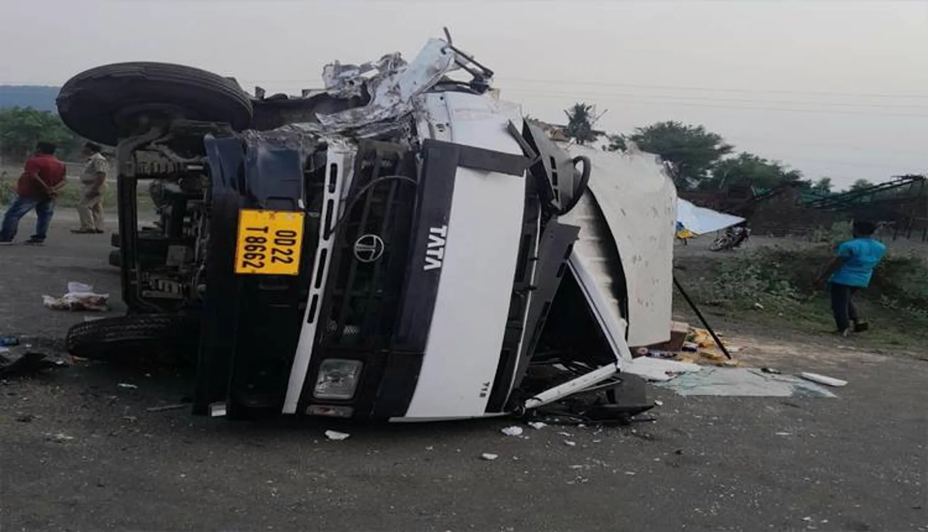 ହାଇୱା ଧକ୍କାରେ ବିସ୍କୁଟ ଗାଡ଼ି ଓଲଟିଲା, ଡ୍ରାଇଭର ମୃତ