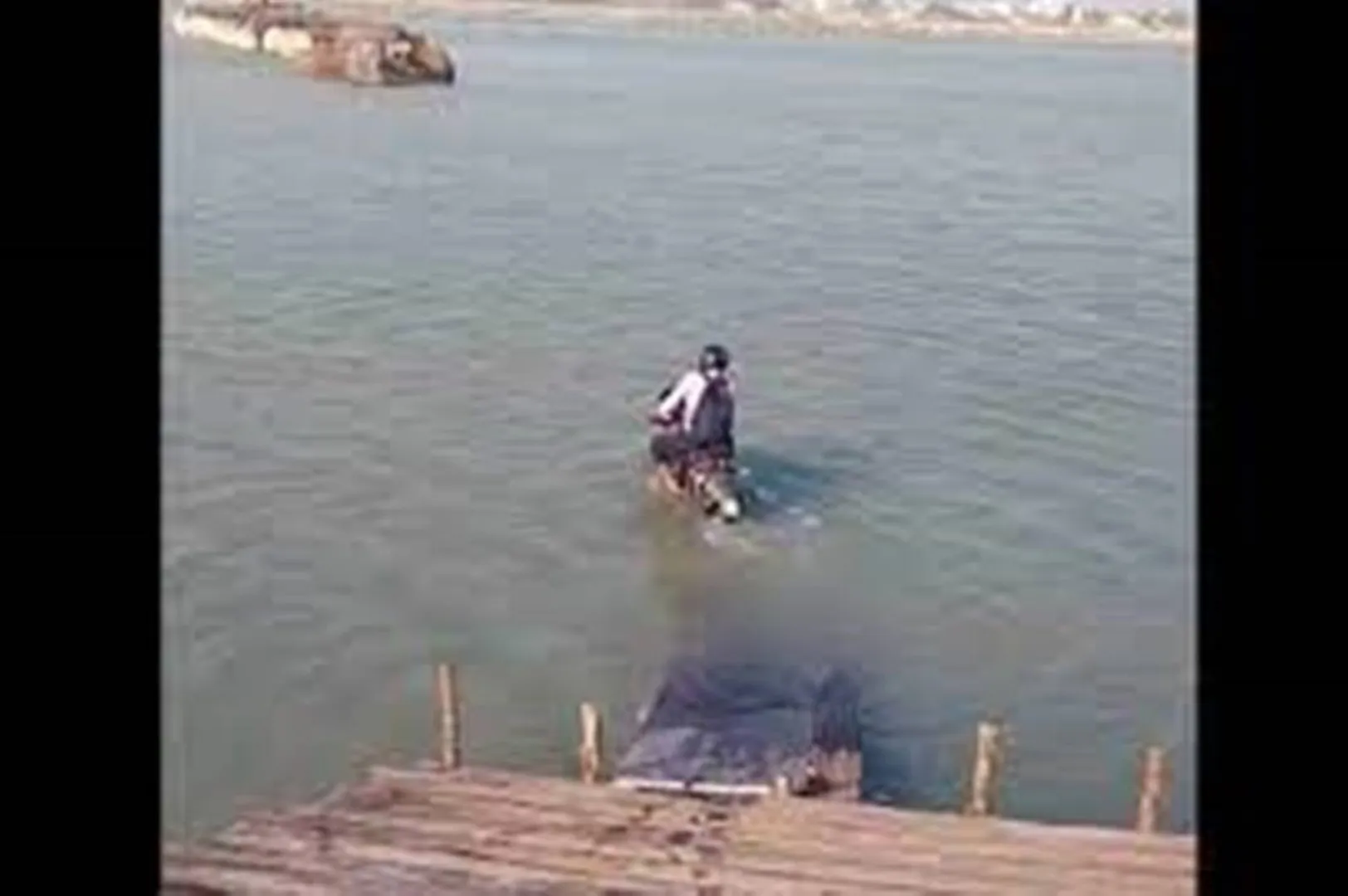 ବାଇକ ଧରି ବିଶାଳ ନଦୀକୁ ଓହ୍ଲାଇ ପଡ଼ିଲେ ଯୁବକ, ଆଉ ତା’ପରେ…