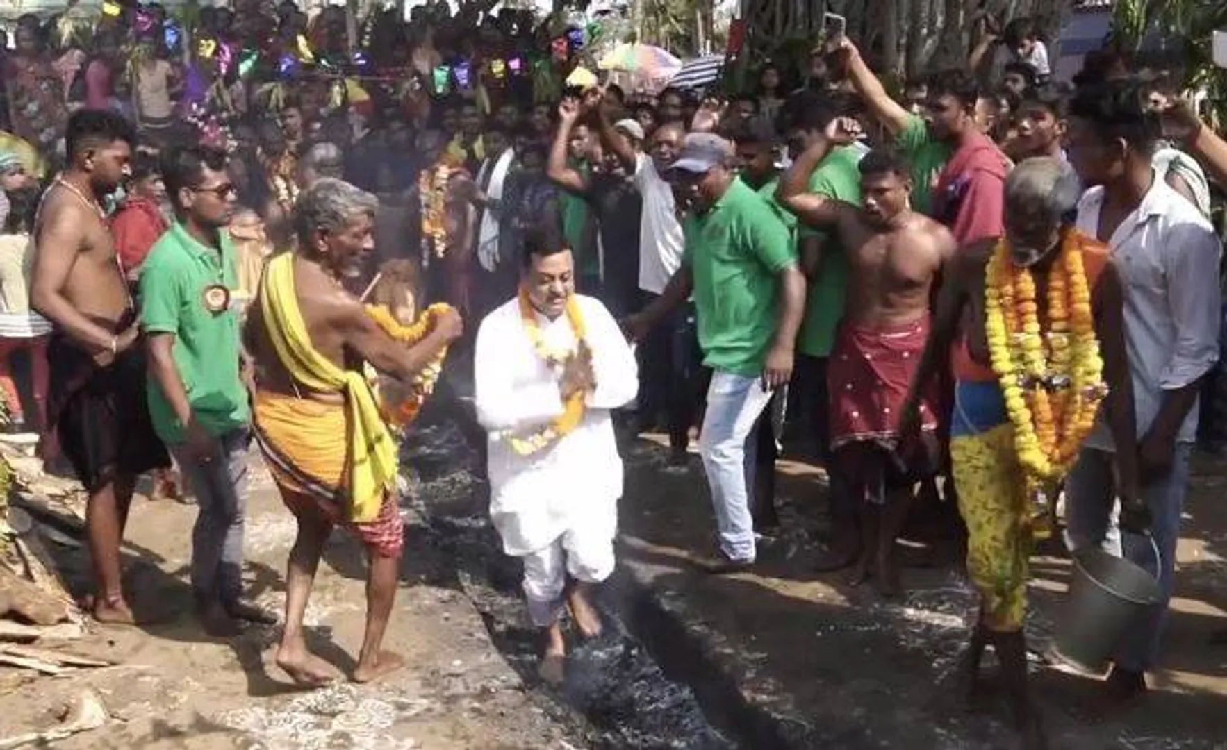ମା’ଙ୍କ ନିକଟରେ ନିଜକୁ ସମର୍ପିତ କରି ନିଆଁରେ ଚାଲିଲେ ସମ୍ବିତ ପାତ୍ର