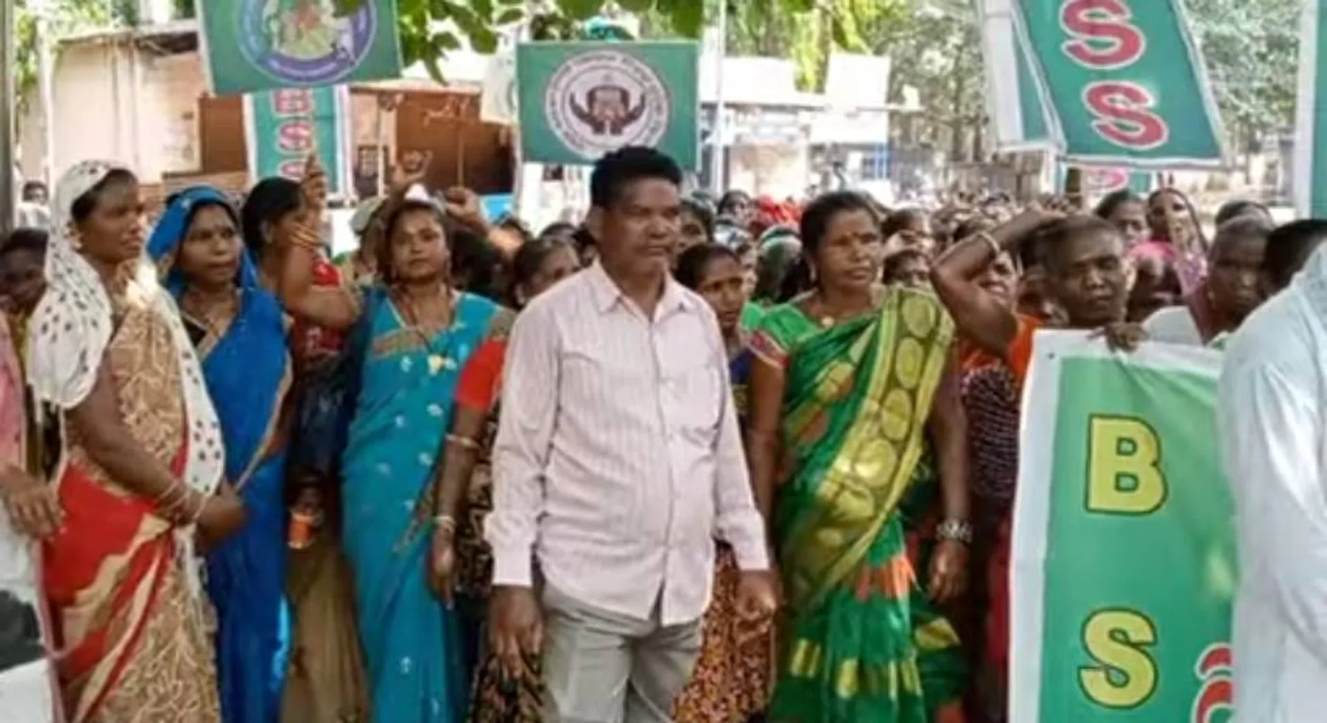 ମଧ୍ୟାହ୍ନ ଭୋଜନ ପାଚକପାଚିକା ମହାସଂଘ ତରଫରୁ ଜିଲ୍ଲାପାଳ କାର୍ଯ୍ୟାଳୟ ଘେରାଉ