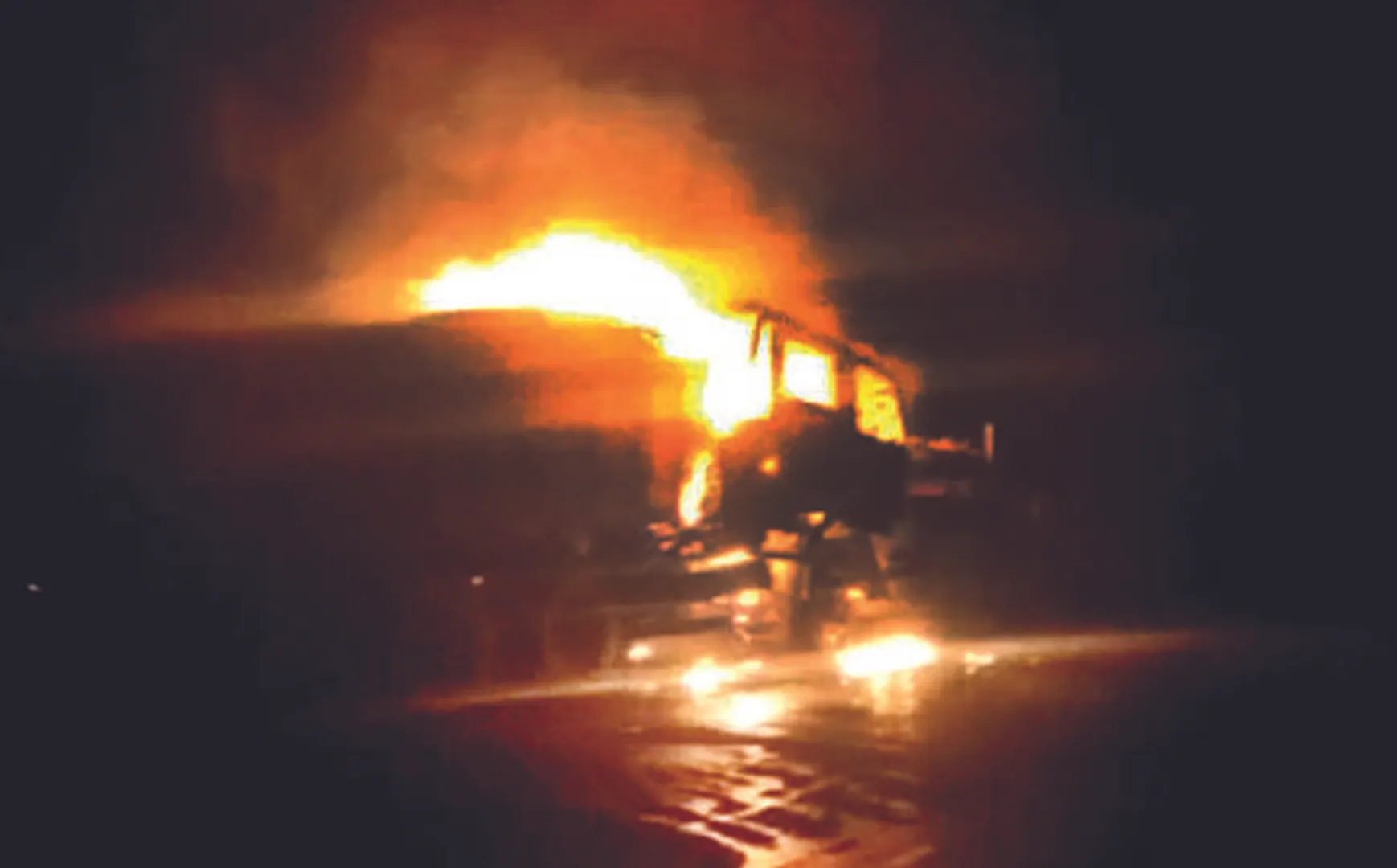 ଦୁର୍ଘଟଣା ପରେ ଜଳିଗଲା ଦୁଇ ଟ୍ରକ୍‌, ୨ ଚାଳକ ମୃତ