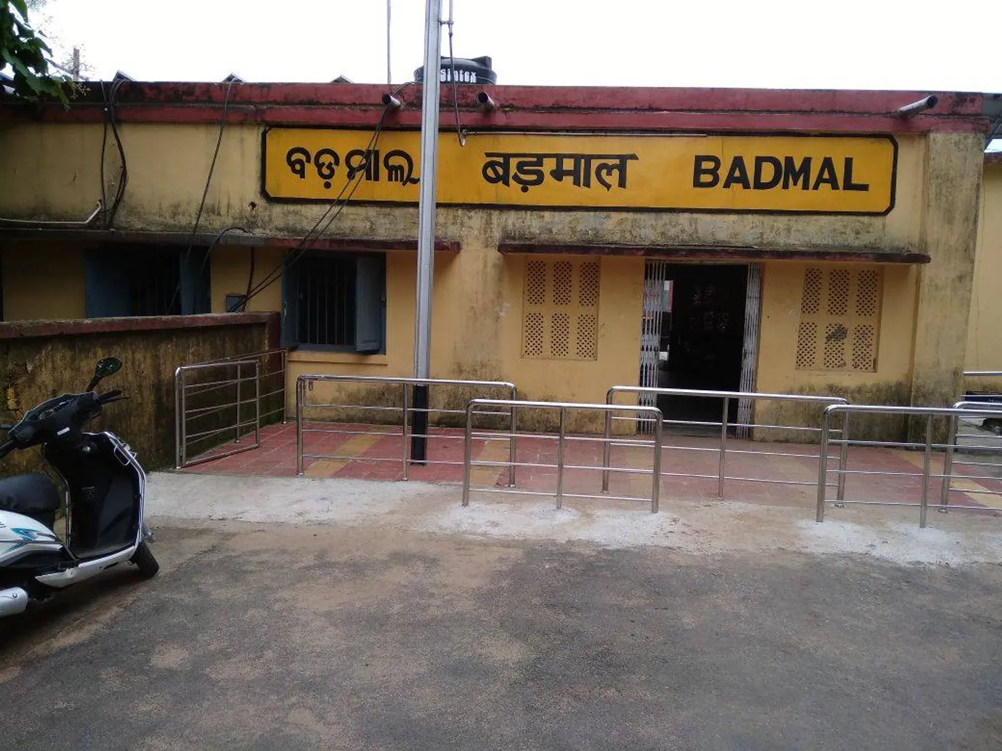 ରେଳ ଷ୍ଟେସନ ଭିତରେ ଆତ୍ମହତ୍ୟା ଉଦ୍ୟମ କରି ଯୁବକ ଗୁରୁତର