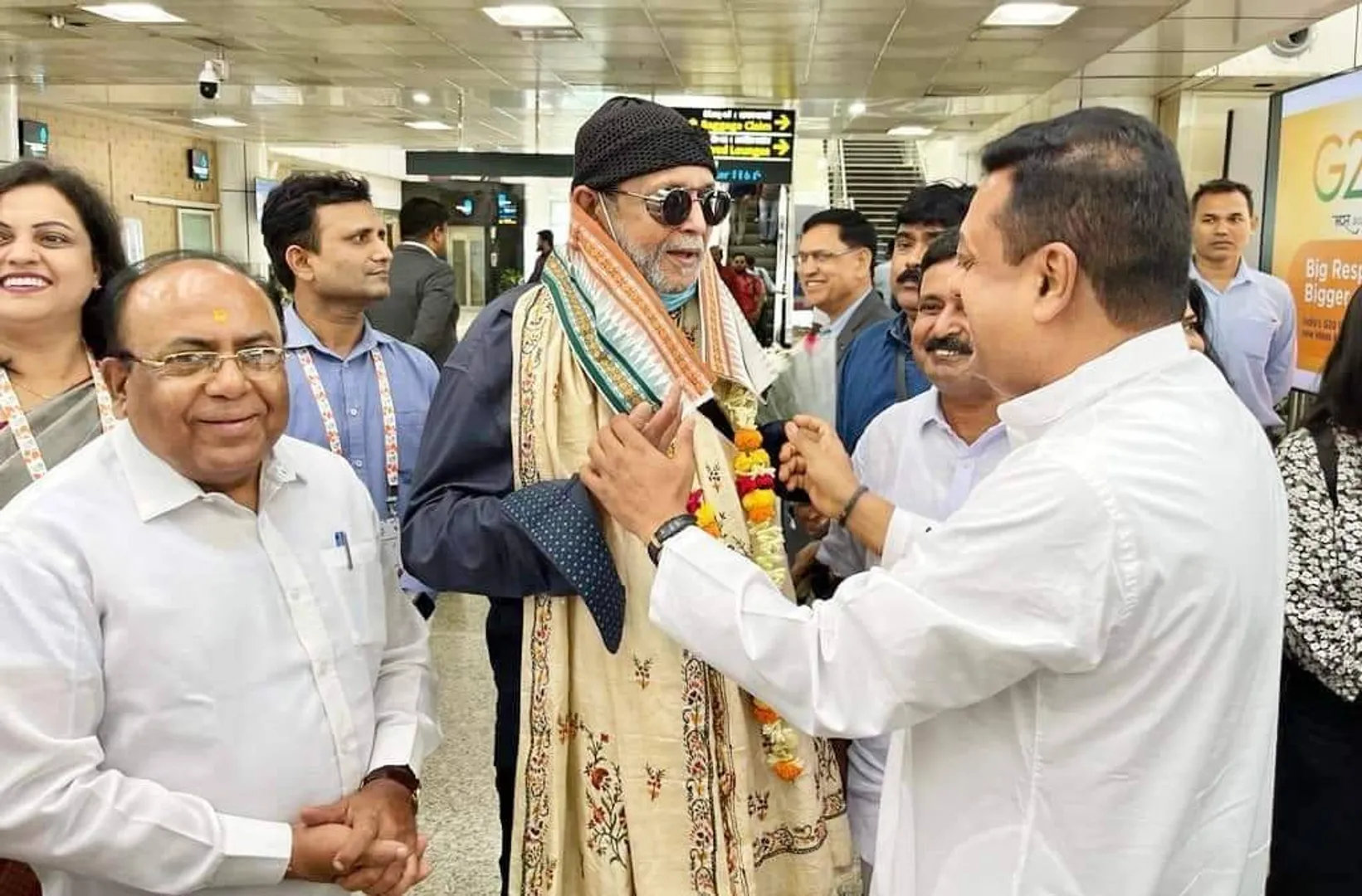 ଭୁବନେଶ୍ବର ବିମାନବନ୍ଦରରେ ଅଭିନେତା ତଥା  ପୂର୍ବତନ ସାଂସଦ ମିଥୁନ ଚକ୍ରବର୍ତ୍ତୀଙ୍କୁ ସ୍ବାଗତ ଜଣାଉଛନ୍ତି ବିଜେପି ରାଷ୍ଟ୍ରୀୟ ମୁଖପାତ୍ର ସମ୍ବିତ ପାତ୍ର। (ଫଟୋ: ବିଭୂତି, ଭୁବନେଶ୍ବର))