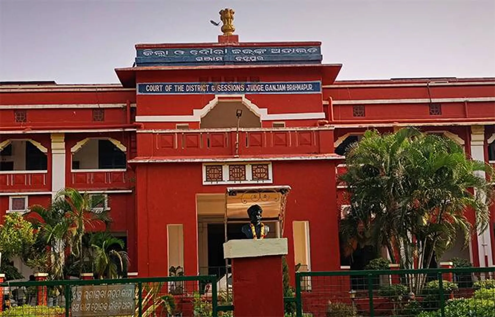 ସମ୍ପତ୍ତି ବାଜ୍ୟାପ୍ତି ପରେ ଆତ୍ମସମର୍ପଣ କଲେ ୩ ଅପରାଧୀ, ପଳାତକ ଘୋଷିତ ହୋଇଥିଲେ