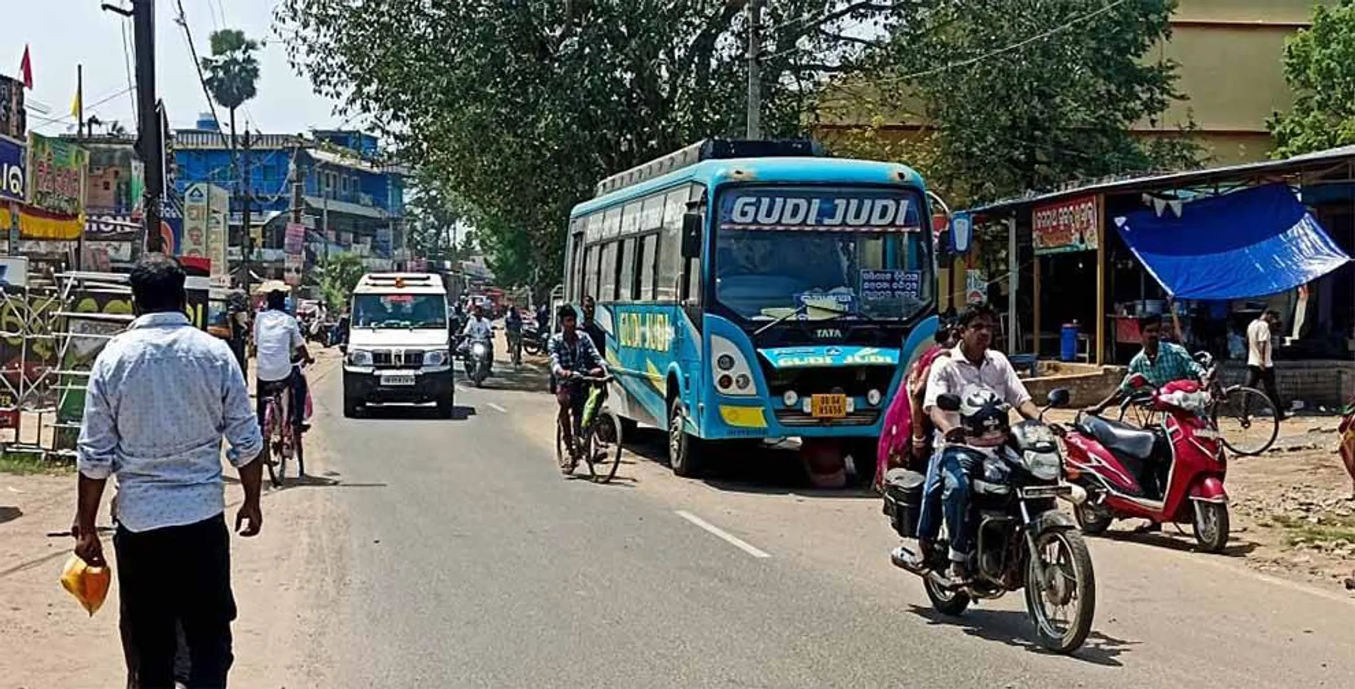 ୩ ଦିନ ଧରି ରାସ୍ତାରେ ଛିଡ଼ା ହୋଇଛି ଅଚଳ ଗାଡ଼ି, ଯାତାୟାତରେ ସମସ୍ୟା