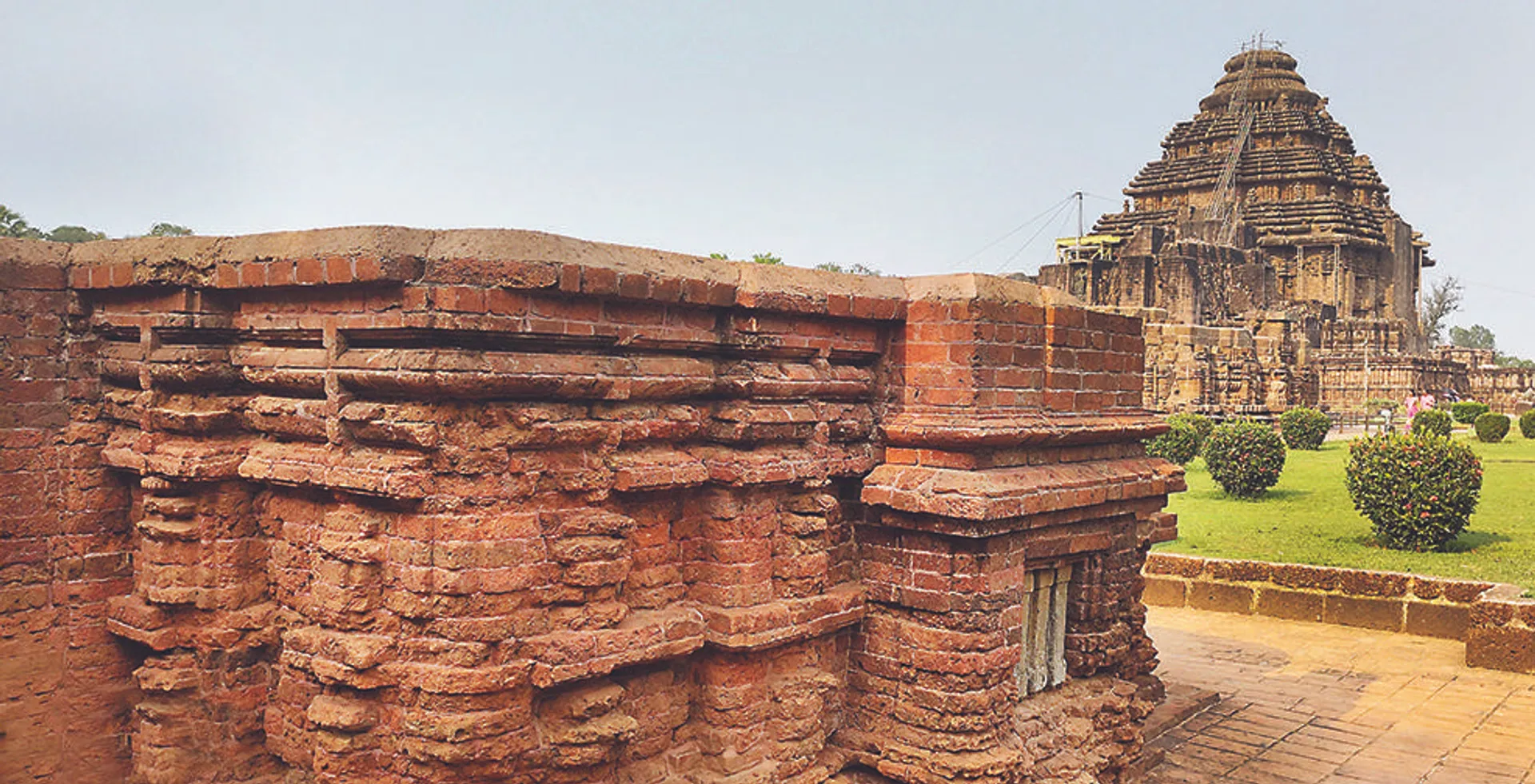 ସୂର୍ଯ୍ୟମନ୍ଦିର ପରିସରରେ ପୁଣି ଏକ ଐତିହ୍ୟ ବିପଦରେ: ଭୁଶୁଡ଼ିବ ଦଶମ ଶତାବ୍ଦୀର ପ୍ରାଚୀନ ଇଟା ମନ୍ଦିର