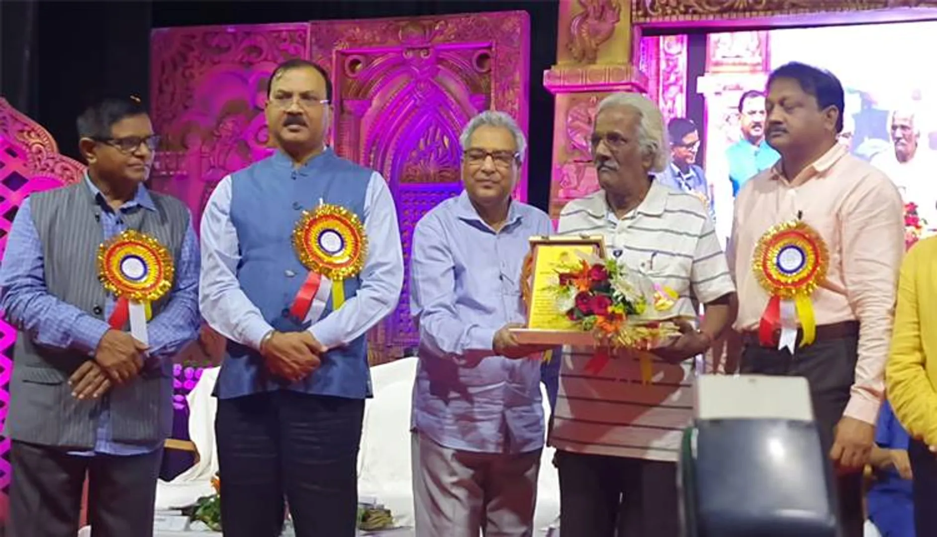ଭୁବନେଶ୍ବର: ଜୀବନବ୍ୟାପୀ ସାରସ୍ବତ ସାଧନା ପାଇଁ ଓଡ଼ିଶା ସାହିତ୍ୟ ଏକାଡେମୀ ପକ୍ଷରୁ କାଳୀଚରଣ ଦାସଙ୍କୁ  ସମ୍ବର୍ଦ୍ଧିତ କରାଯାଇଛି।