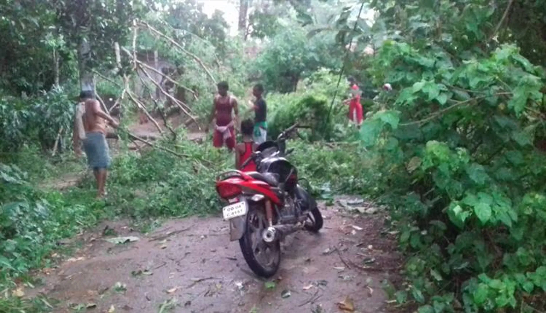 କାଳବୈଶାଖୀରେ ଭାଙ୍ଗିଲା ବିଦ୍ୟୁତ୍‌ ଖୁଣ୍ଟ, ୩୦ ଗାଁ ଅନ୍ଧାର