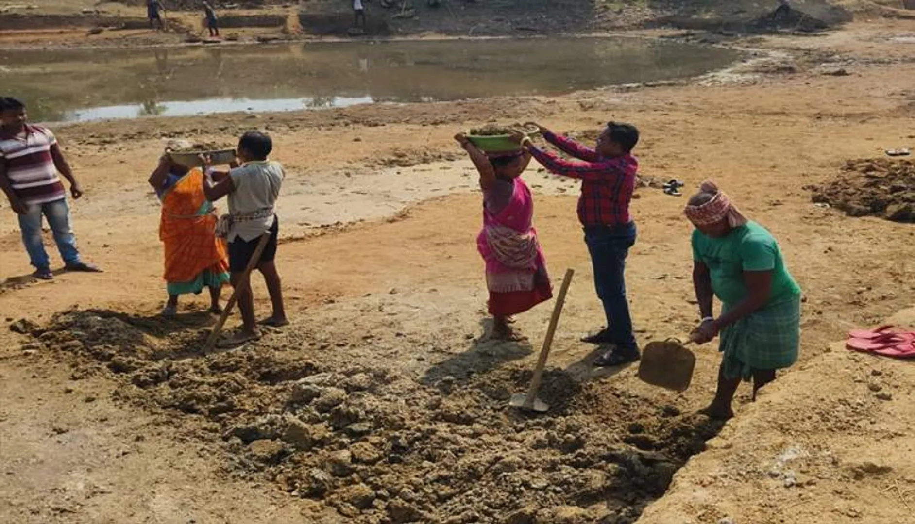 ଶ୍ରମିକଙ୍କ ସହ କାମ କଲେ ବିଡିଓ