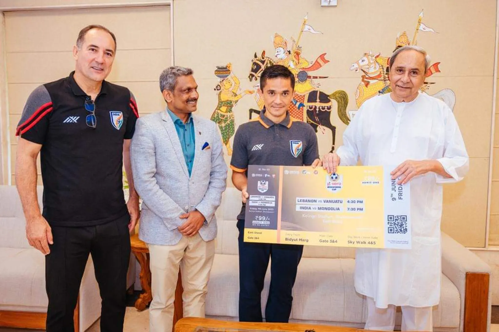 ଭୁବନେଶ୍ବରରେ ଇଣ୍ଟରକଣ୍ଟିନେଣ୍ଟାଲ ଫୁଟବଲ୍‌ କପ୍: ପ୍ରଥମ ଟିକେଟ୍ କିଣିଲେ ମୁଖ୍ୟମନ୍ତ୍ରୀ ନବୀନ ପଟ୍ଟନାୟକ।