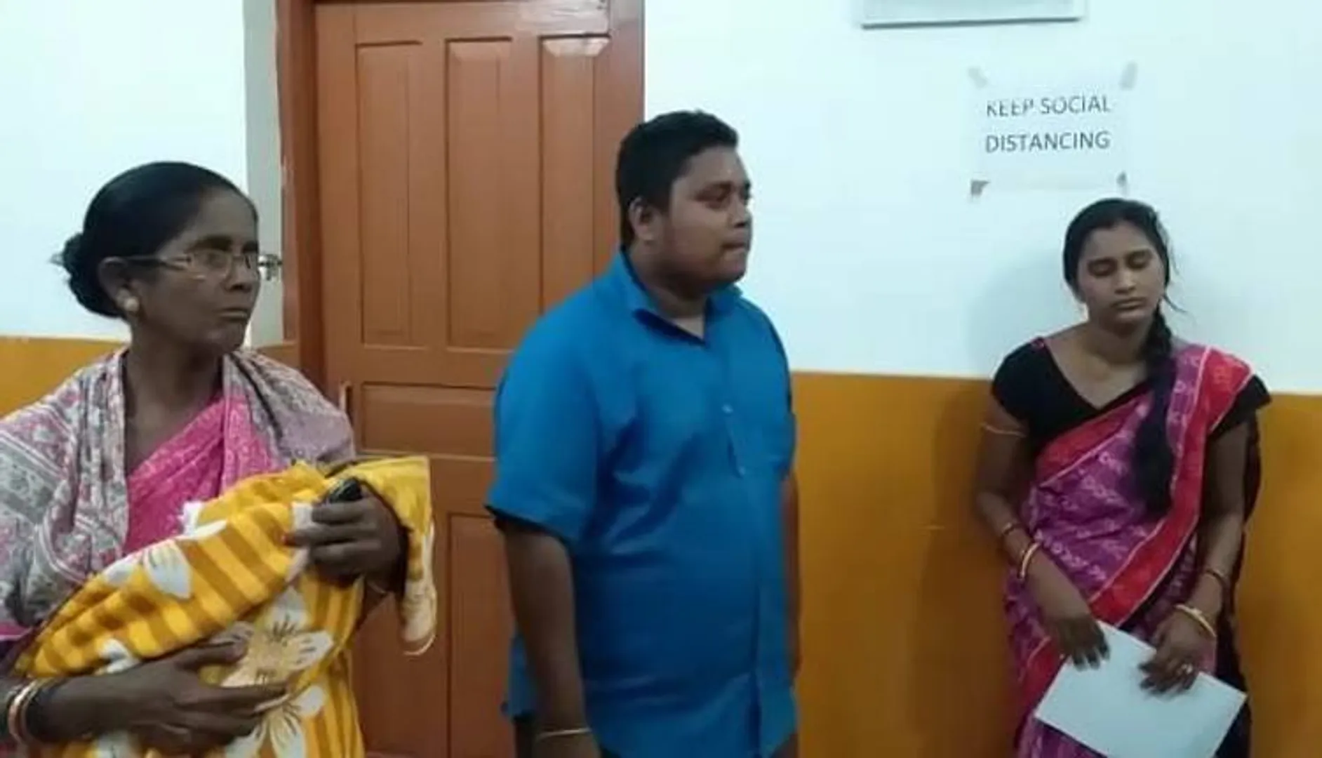ଡାକ୍ତର ମୃତ ଘୋଷଣା କଲେ ନାହିଁ, ମୃତ ଶିଶୁକୁ ଧରି ଜିଲ୍ଲାପାଳଙ୍କ ଦ୍ବାରସ୍ଥ ହେଲେ ପରିବାର ଲୋକ