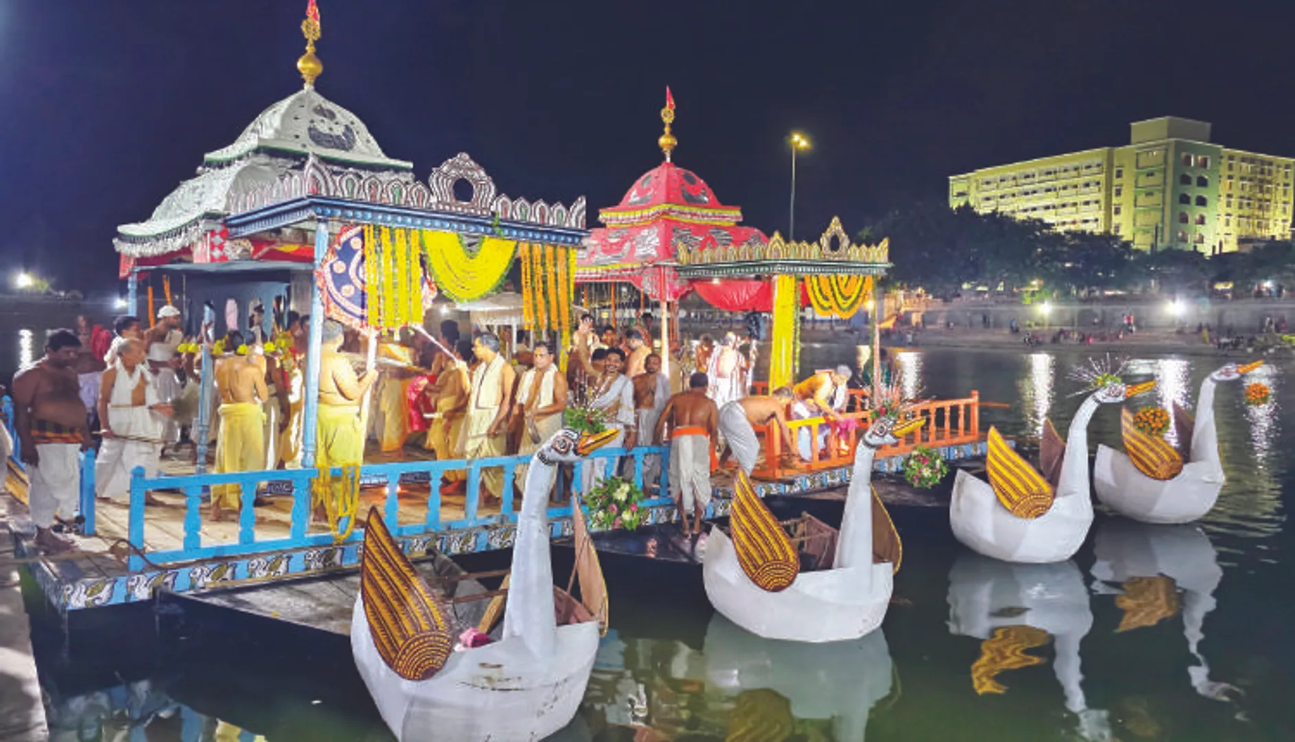 ସରିଲା ବାହାର ଚନ୍ଦନ ଯାତ୍ରା, ଦେବ ବିଗ୍ରହଙ୍କ ହଳଦୀପାଣି ପିଚକାରୀ ଖେଳ