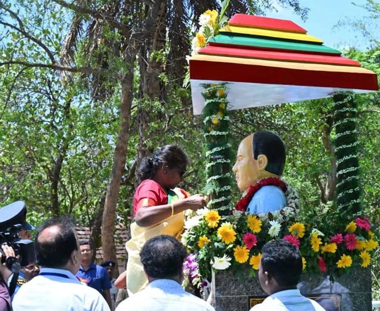 ରାଇରଙ୍ଗପୁର: ସ୍ବାମୀଙ୍କ ପ୍ରତିମୂର୍ତ୍ତିରେ ମାଲ୍ୟାର୍ପଣ କଲେ ରାଷ୍ଟ୍ରପତି