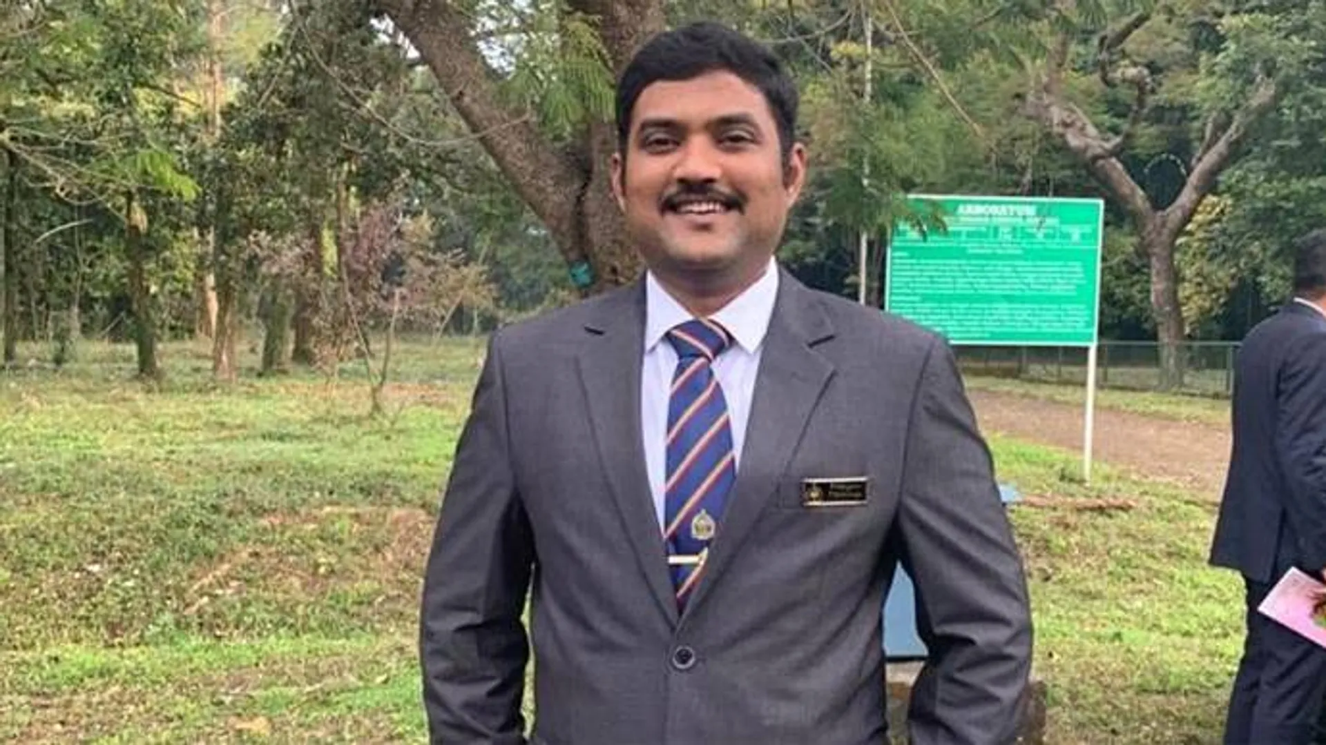 ୯ ବର୍ଷ ବୟସରେ ବିକୁଥିଲେ ଖବରକାଗଜ, ଏବେ ଆଇଏଫଏସ୍ ଅଧିକାରୀ; ଏମିତି ଥିଲା ତାଙ୍କ ସଫଳତାର କାହାଣୀ...