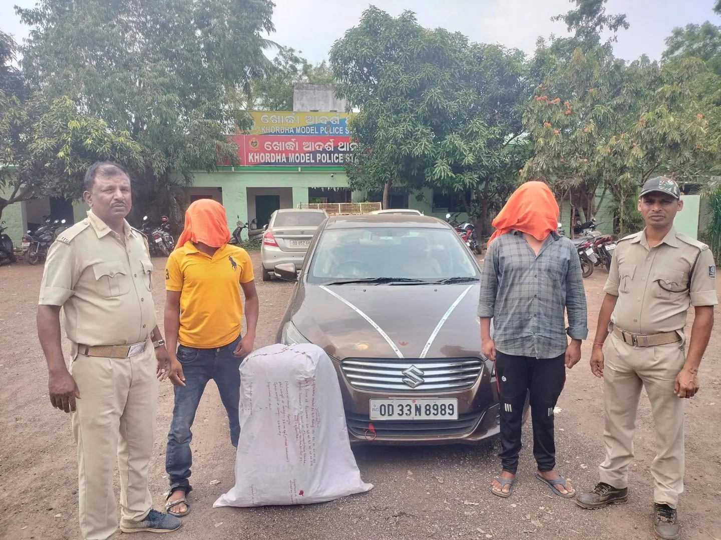 କାର ସହ ୨୮ କିଲୋ ଗଂଜେଇ ଜବତ, ଦୁଇ ଗିରଫ