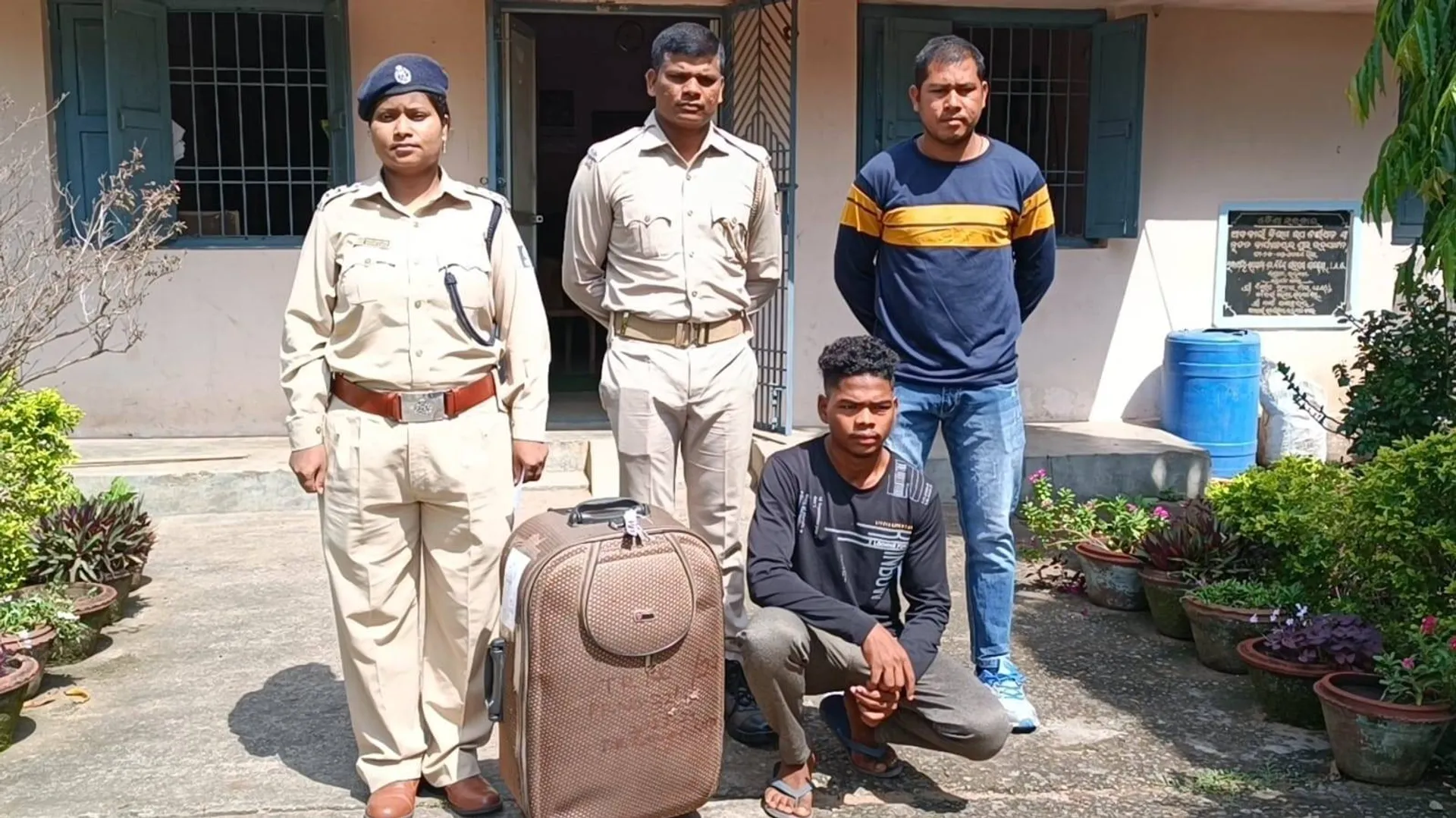 ଟାର୍ଗେଟ କରୁଛନ୍ତି ଗଂଜେଇ ମାଫିଆ; ଦାମୀ ମୋବାଇଲ ଓ ବାଇକ୍‌ ପାଇଁ ଫସୁଛନ୍ତି ବେକାର ଯୁବକଯୁବତୀ