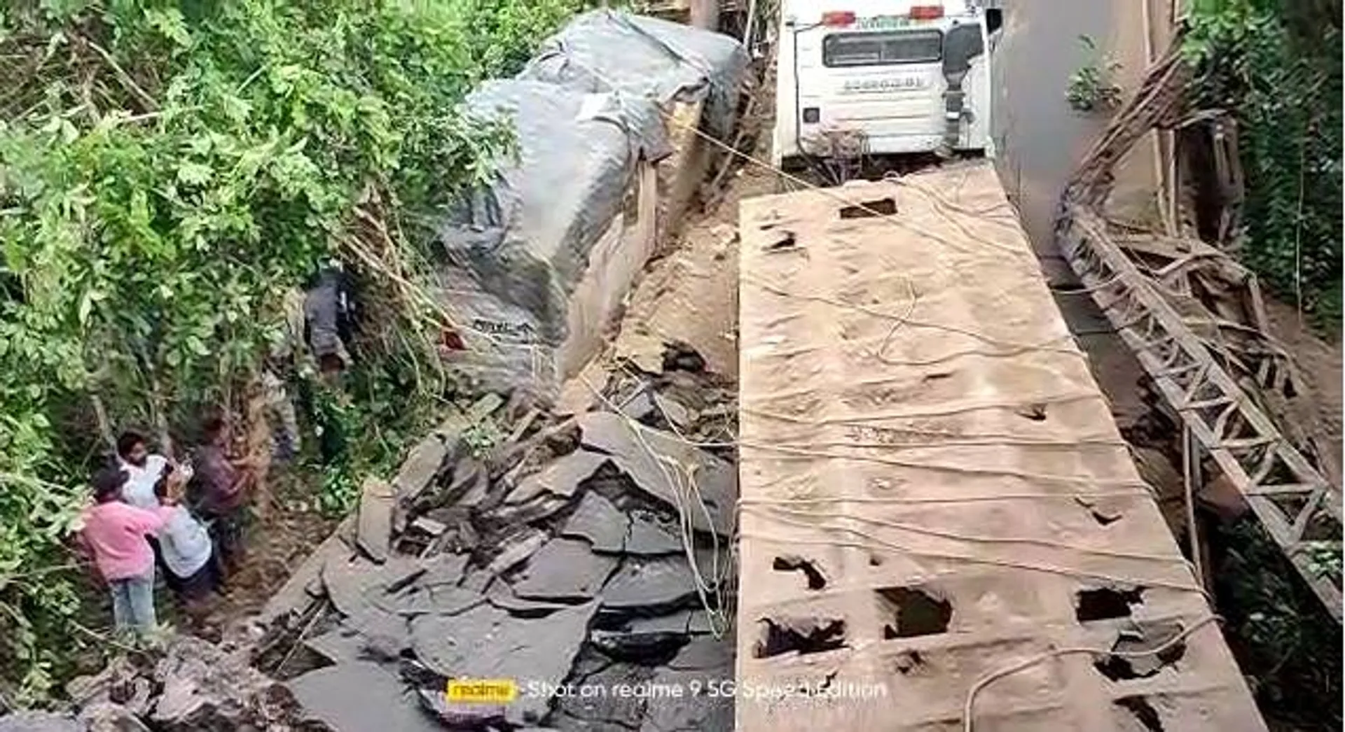 ପଥର ବୋଝେଇ ଟ୍ରକ୍ ଯାଉଥିବା ବେଳେ ଭୁଶୁଡ଼ି ପଡ଼ିଲା ବ୍ରିଟିଶ ଅମଳର ପୋଲ