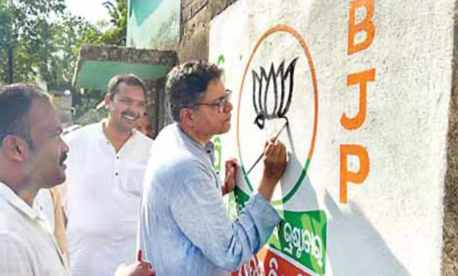 କାନ୍ଥରେ ପଦ୍ମ ଆଙ୍କିଲେ ବୈଜୟନ୍ତ
