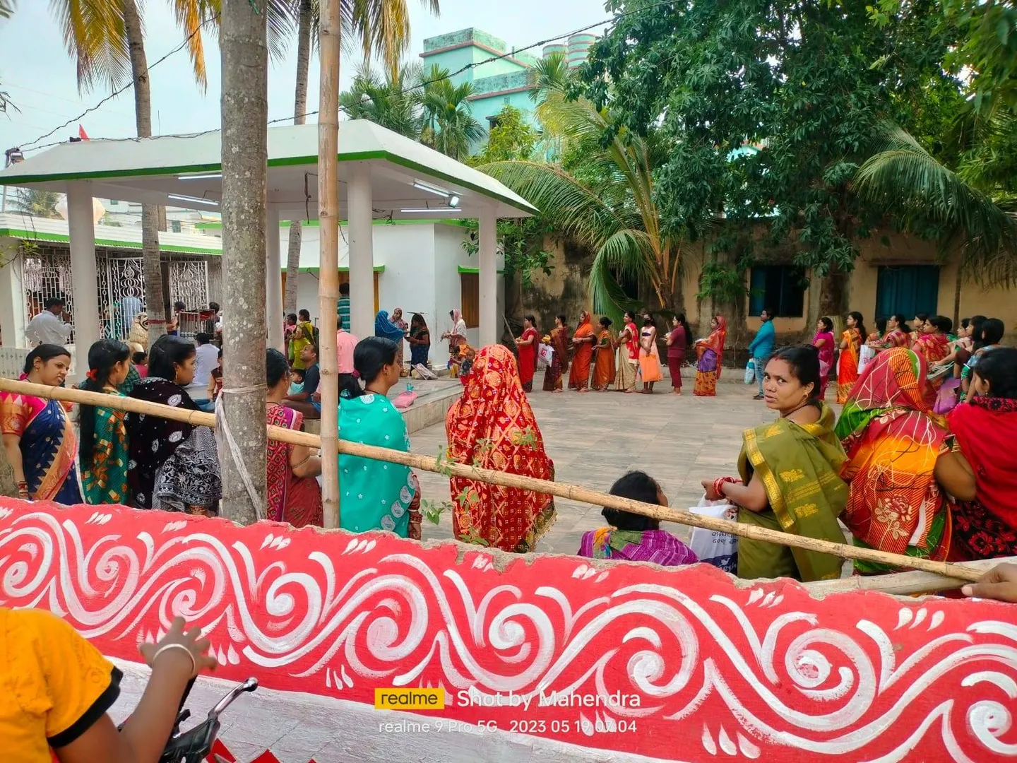 ସାବିତ୍ରୀ ବ୍ରତ ପାଳନ ପାଇଁ ଭୁବନେଶ୍ୱରସ୍ଥିତ ଏକ ମନ୍ଦିରରେ ଧାଡ଼ିରେ ଅଛନ୍ତି ମହିଳା
