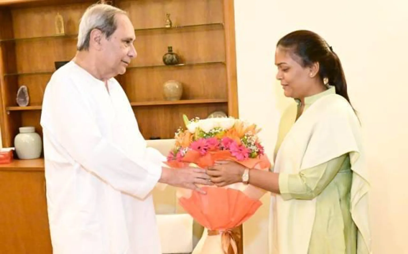 ଝାରସୁଗୁଡ଼ା ଉପନିର୍ବାଚନରେ ବିଜୟୀ ହେଲା ପରେ ମୁଖ୍ୟମନ୍ତ୍ରୀଙ୍କୁ ଭେଟିଲେ ଦୀପାଳି ଦାସ