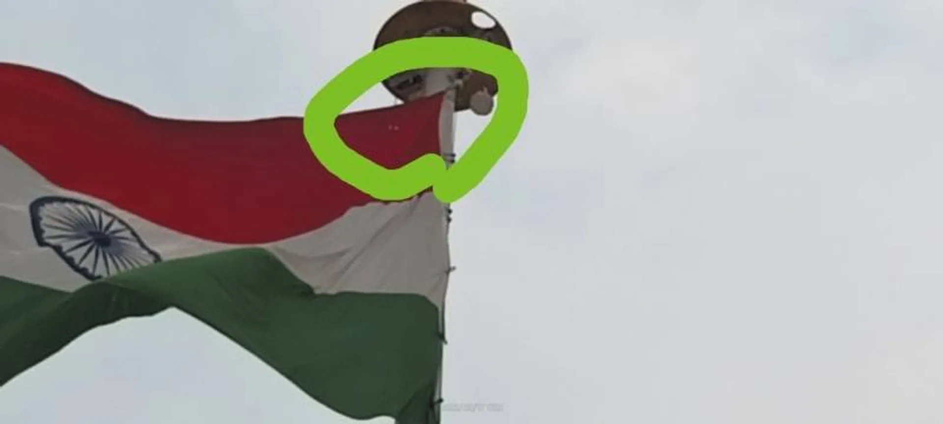 ଜିଲ୍ଲାପାଳ ଅଫିସ୍‌ରେ ଉଡ଼ୁଥିବା ଜାତୀୟ ପତାକାରେ କଣା