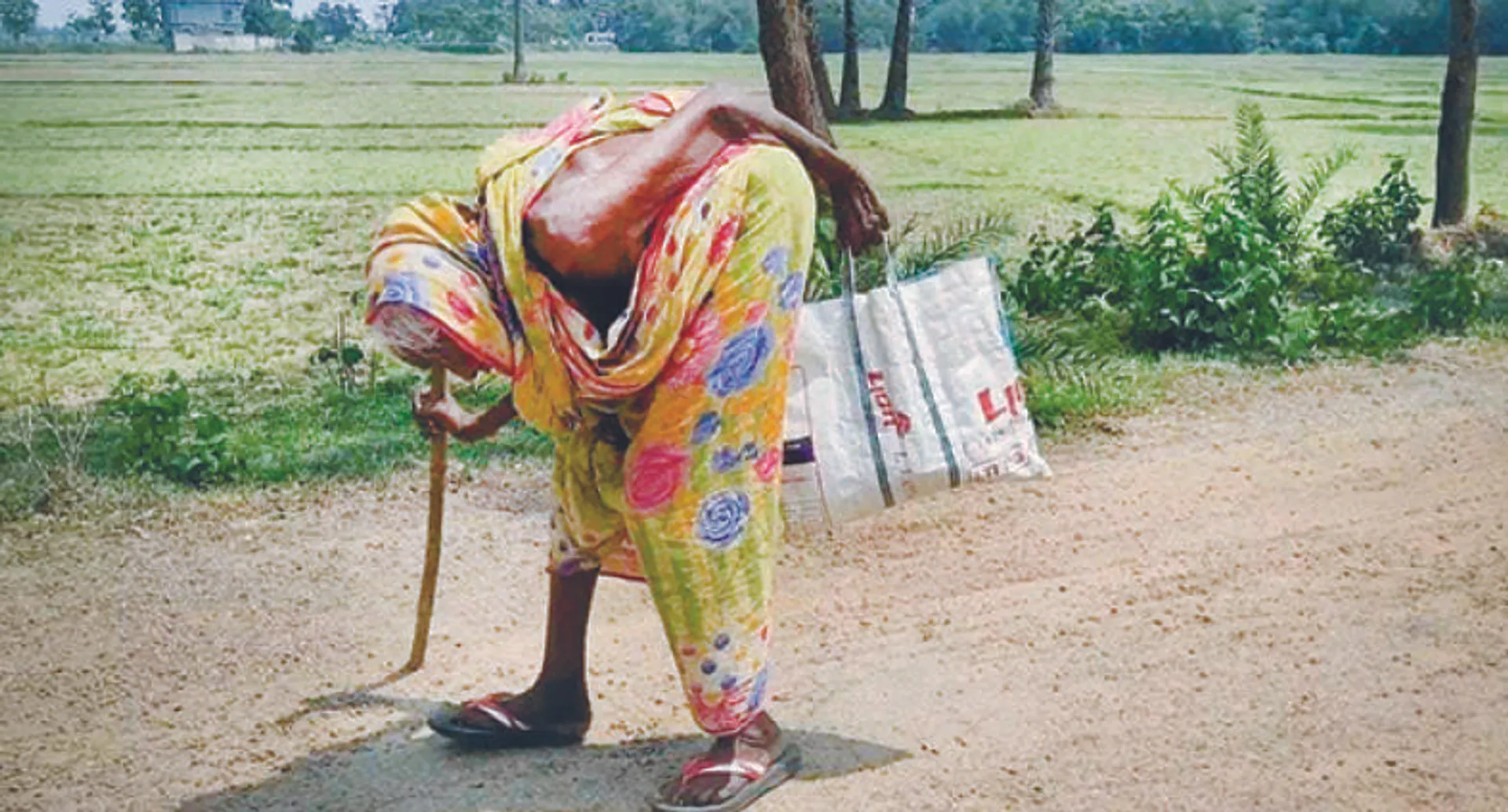ଚାଉଳ ପାଇଁ ଦେଢ଼ କିଲୋମିଟର ଚାଲିଲେ ୯୦ ବର୍ଷୀୟା ବୃଦ୍ଧା