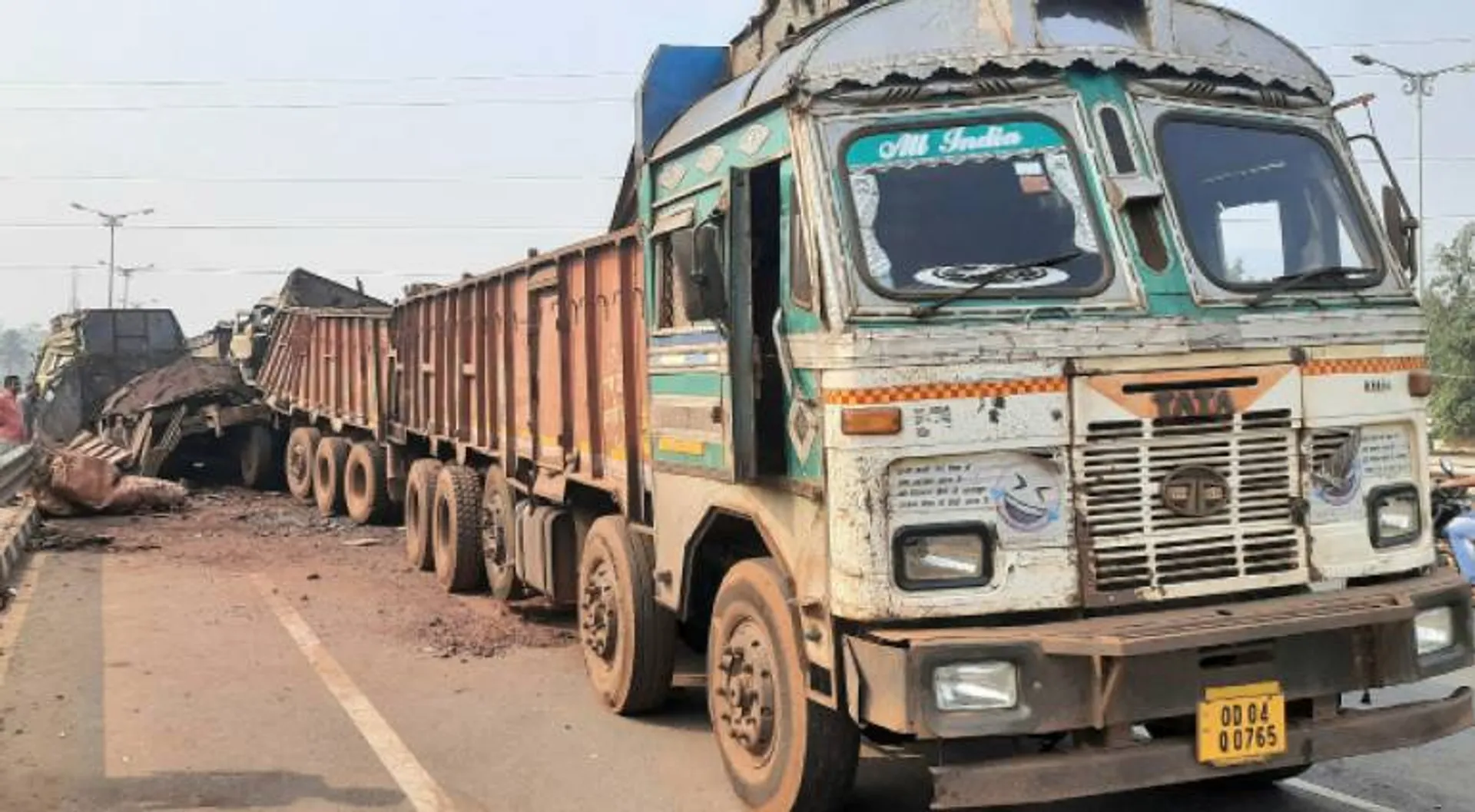 ଜାତୀୟ ରାଜପଥରେ ଦୁର୍ଘଟଣାକୁ ହାତଠାରି ଡାକୁଛି ବେଆଇନ ପାର୍କିଂ