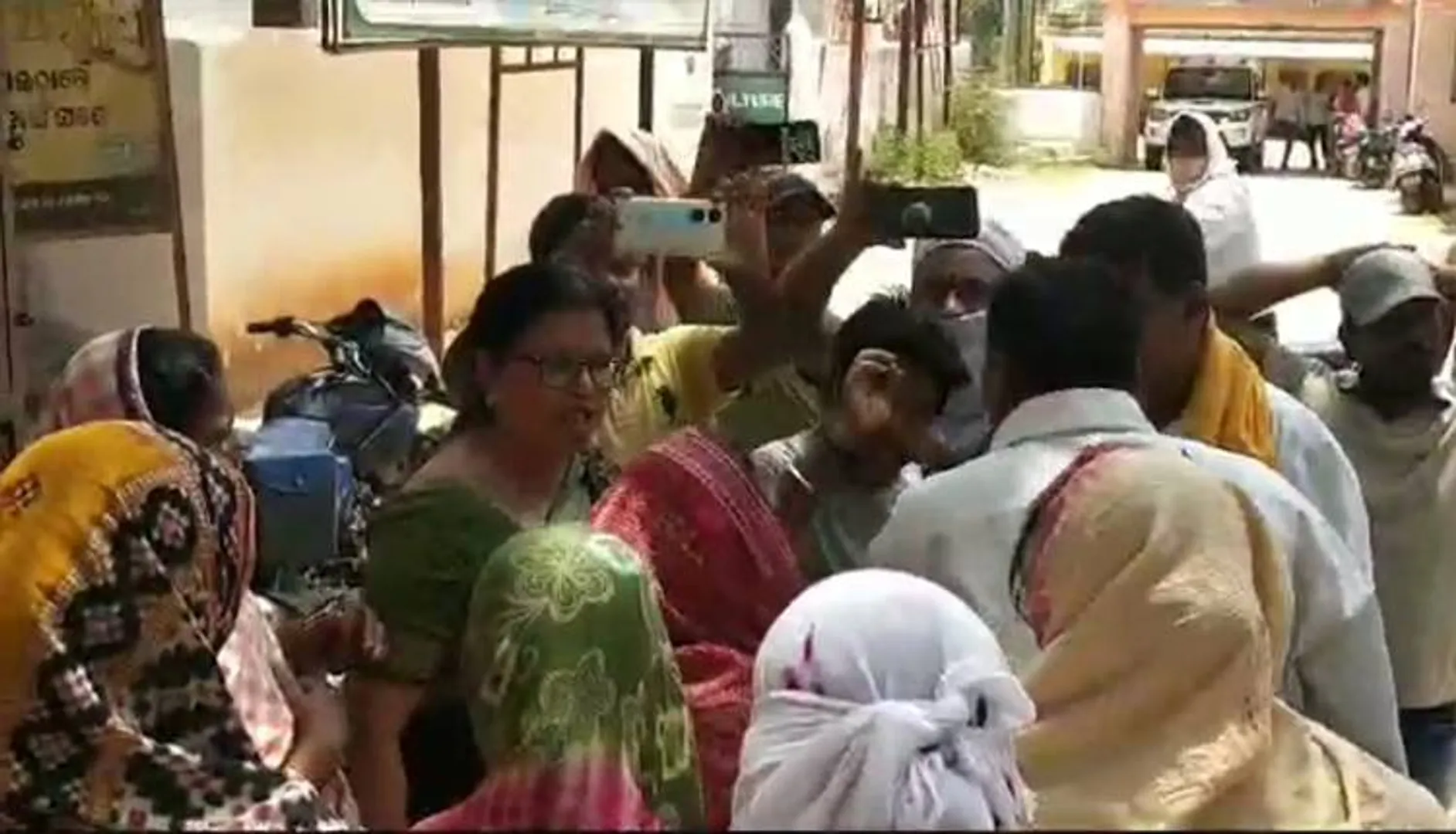 ପାନୀୟ ଜଳଯୋଗାଣରେ ଅନିୟମିତତା ଅଭିଯୋଗ, ପୌରାଧ୍ୟକ୍ଷାଙ୍କୁ ଘେରିଲେ ପଡ଼ାବାସୀ