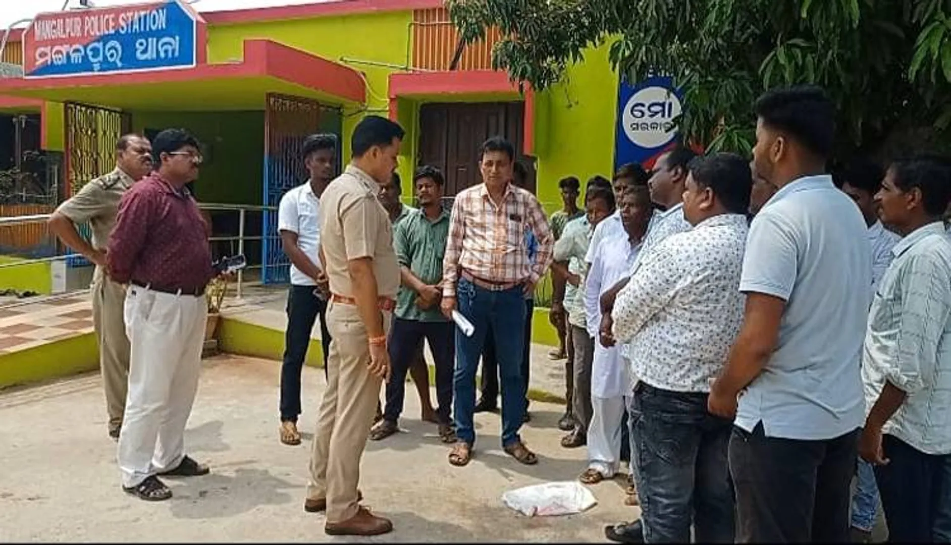 ନବବଧୂର ସନ୍ଦେହଜନକ ମୃତ୍ୟୁ ଘଟଣା: ଅଭିଯୁକ୍ତ ସ୍ବାମୀକୁ ଗିରଫ ଦାବିରେ ଥାନା ଆଗରେ ଧାରଣା