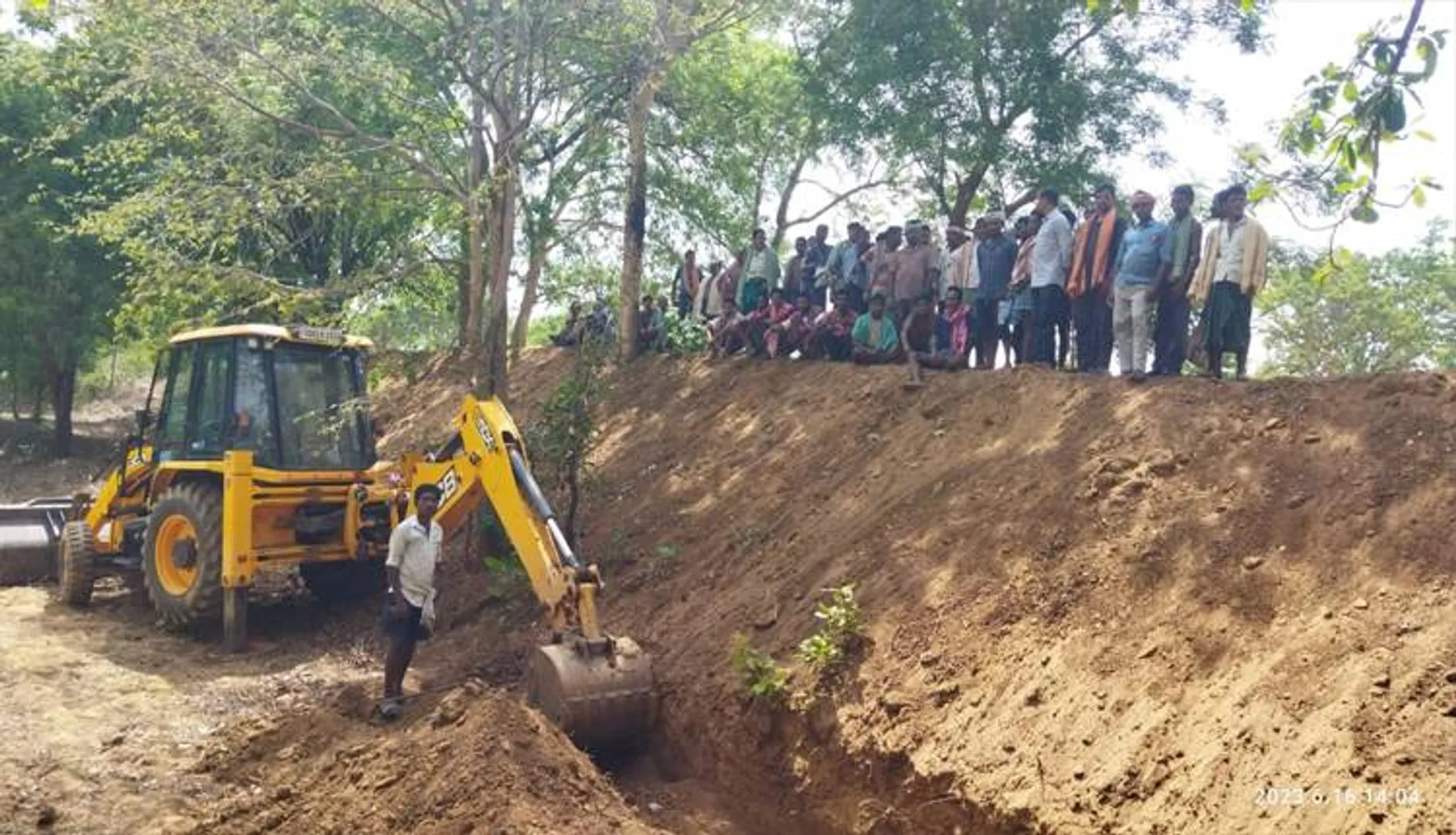 ମେସିନ କରୁଛି ମନ୍‌ରେଗା କାମ, ଜେସିବି ଅଟକାଇ ପ୍ରତିବାଦ କଲେ ଶ୍ରମିକ