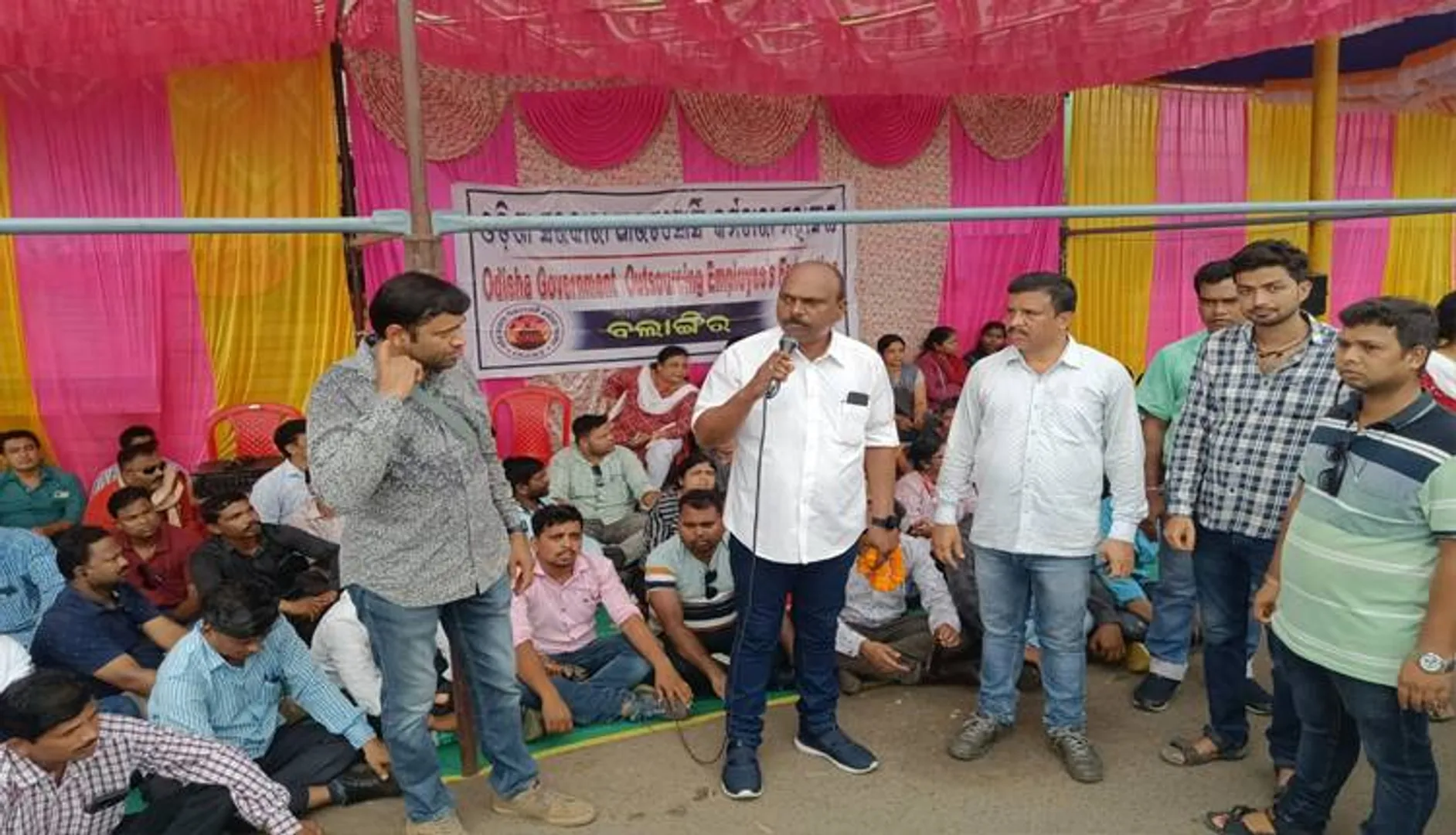 ଆଉଟ୍‌ସୋର୍ସିଂ ପ୍ରଥା ଉଚ୍ଛେଦ, ସମାନ କାମକୁ ସମାନ ଦରମା ଦାବି