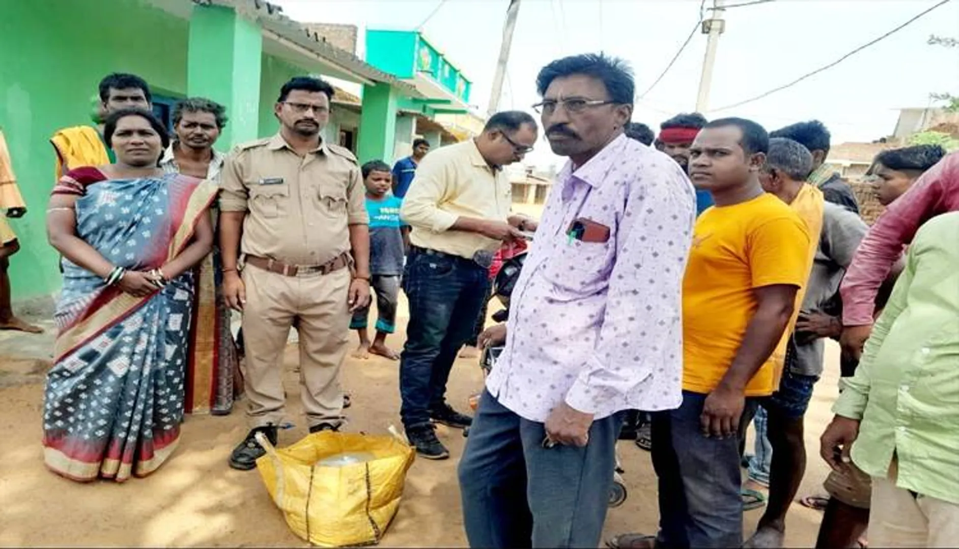 ରନ୍ଧାମଦ ଜବତ କରି ପୁଲିସ୍‌ ଜିମା ଦେଲେ ସରପଞ୍ଚ ଓ ଗ୍ରାମବାସୀ