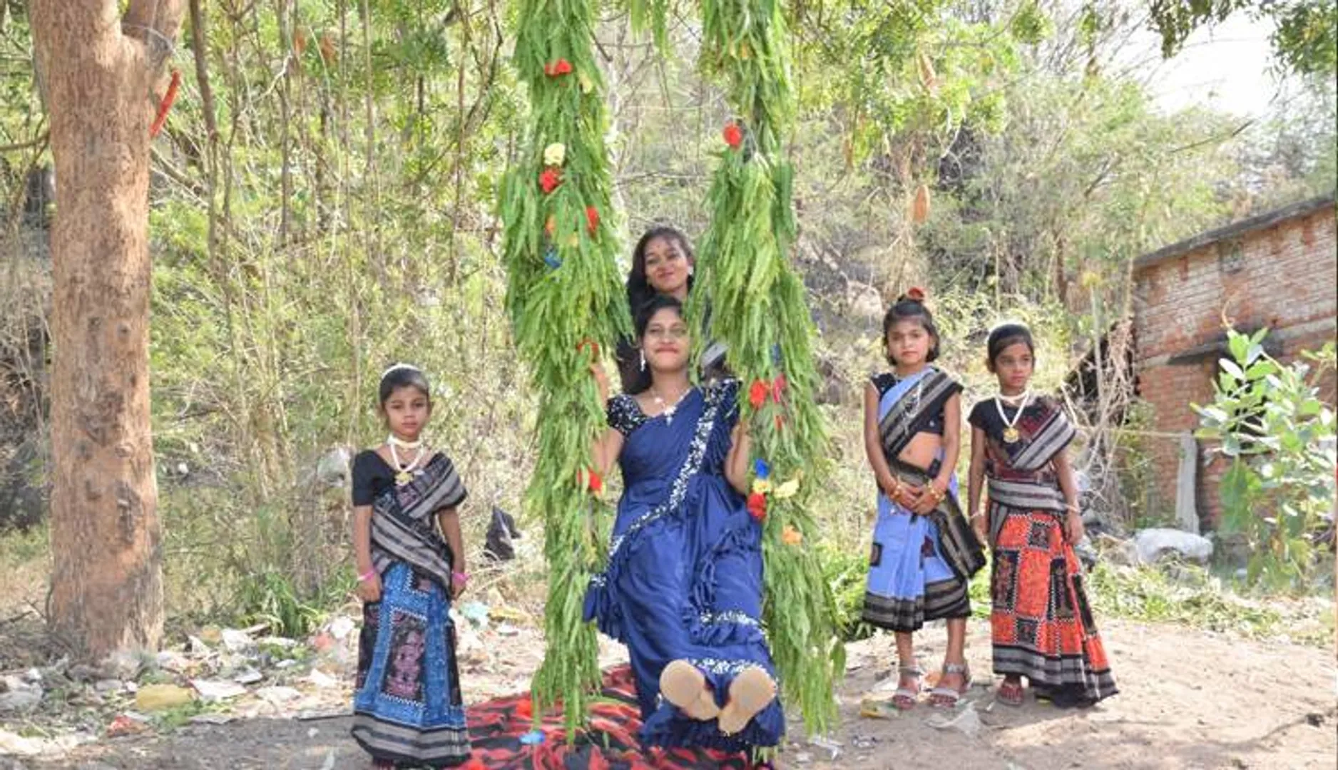 ସମ୍ବଲପୁର ଜିଲ୍ଲା ମାନଶ୍ବେର ବ୍ଲକ୍ ସାହାସପୁରଠାରେ ଝିଅଙ୍କ ରଜ ଦୋଳି ଖେଳ।