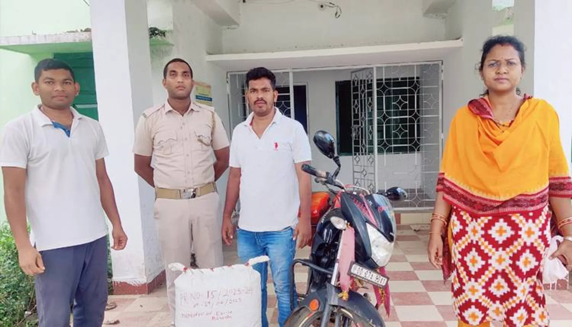 ବାଇକ ସହ ୧୫ କିଲୋ ଗଞ୍ଜେଇ ଜବତ, ଅଭିଯୁକ୍ତ ଫେରାର