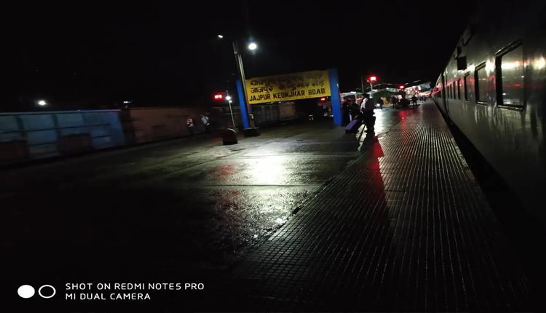 ଯାଜପୁର-କେନ୍ଦୁଝର ରୋଡ୍‌ ଷ୍ଟେସନରେ ଫସିଛନ୍ତି ସହସ୍ରାଧିକ ଯାତ୍ରୀ